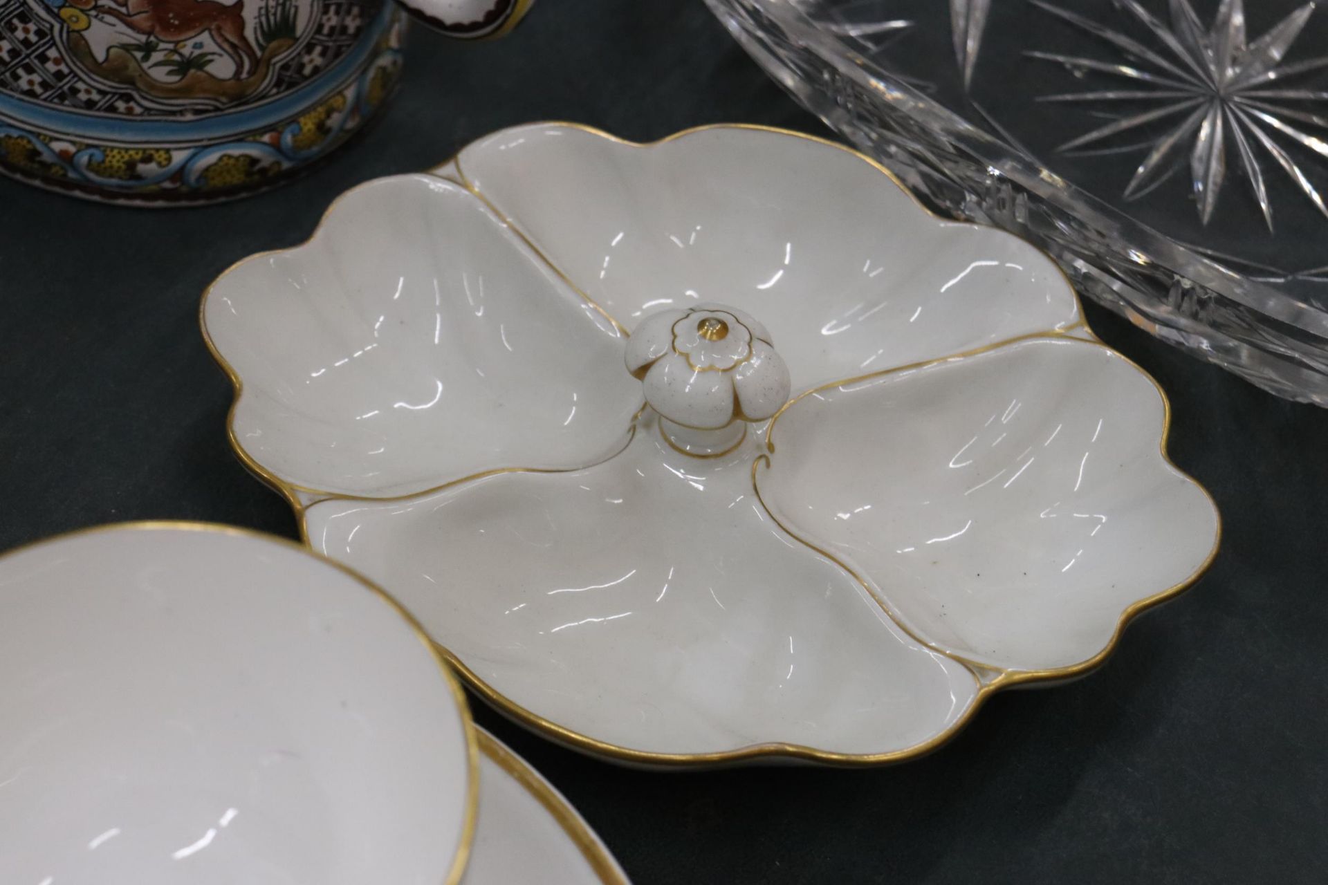 A QUANTITY OF CERAMICS TO INCLUDE A LARGE MINTON JUG, ROYAL WORCESTER SIDE PLATES AND SUGAR BOWL, - Image 8 of 15