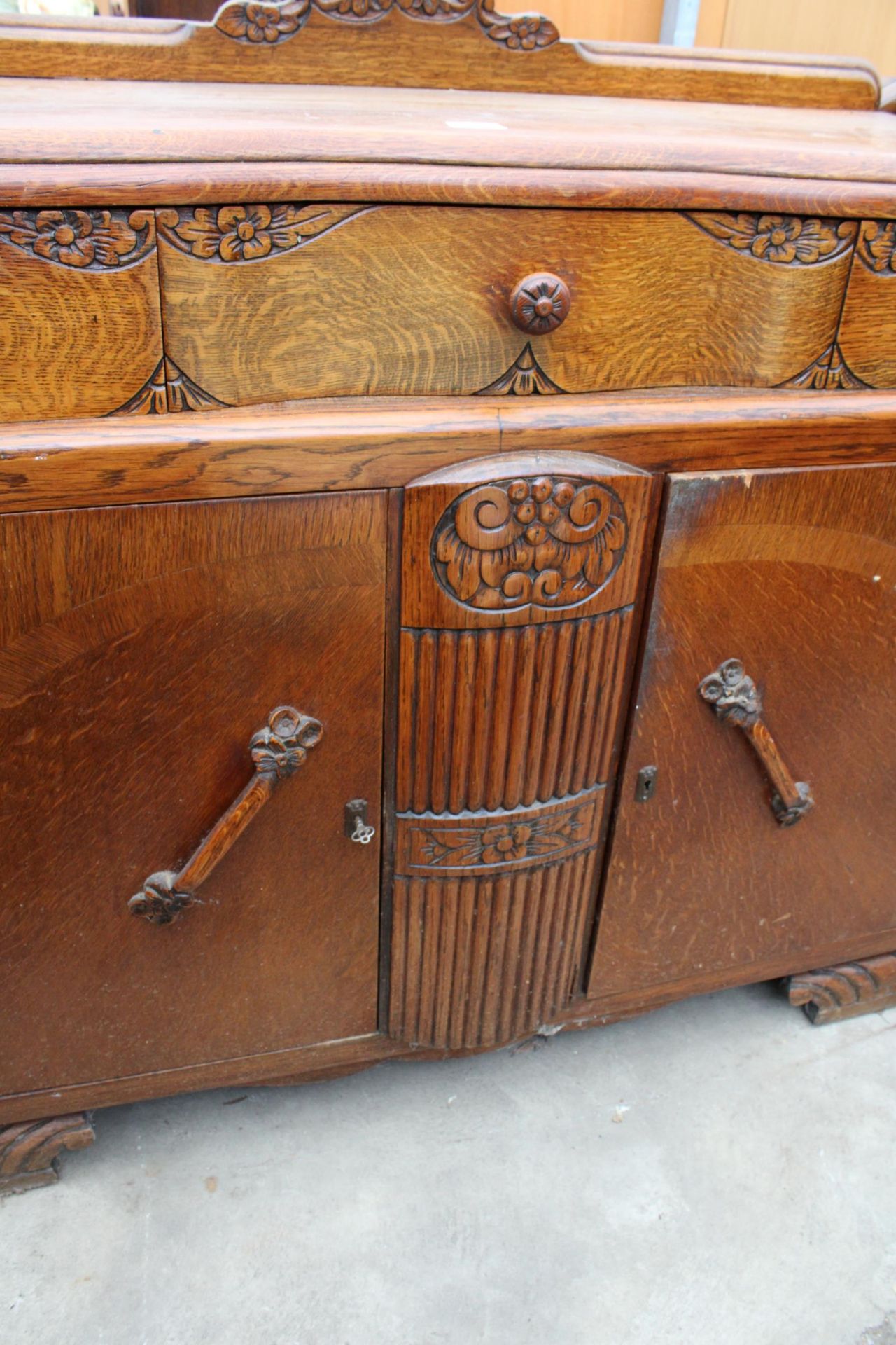 AN EARLY TWENTIETH CENTURY OAK SIDEBOARD ENCLOSING THREE DRAWERS AND TWO CUPBOARDS, 48" WIDE - Image 4 of 4