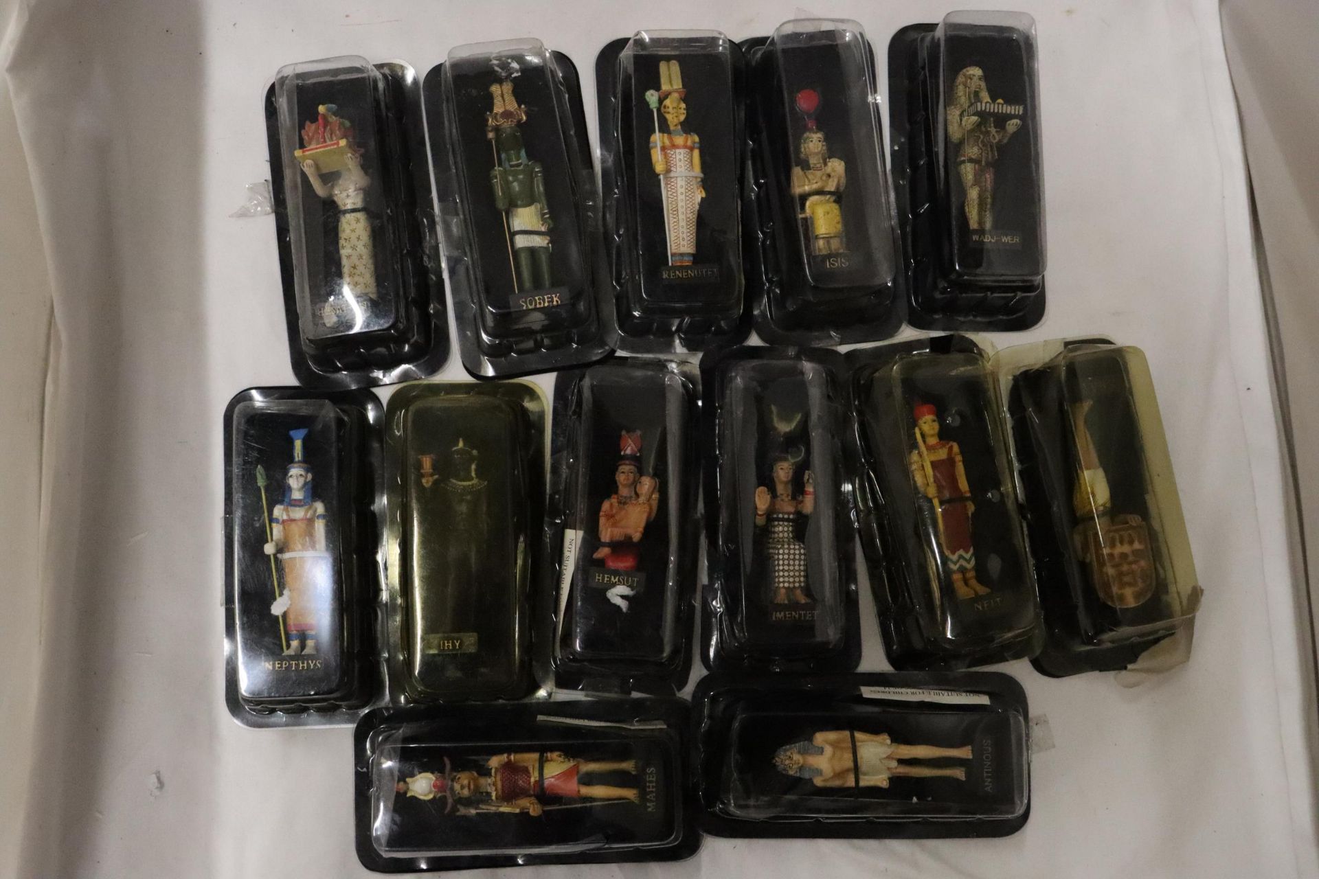 A COLLECTION OF HANDPAINTED EGYPTIAN FIGURES - 13 IN TOTAL - Bild 2 aus 7