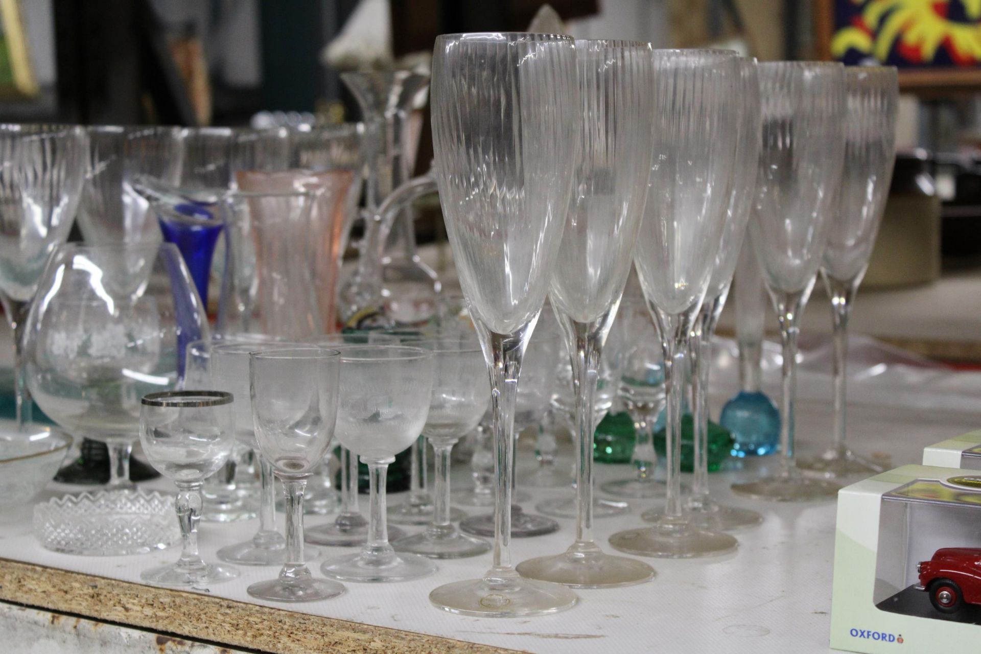 A LARGE QUANTITY OF GLASSWARE TO INCLUDE CHAMPAGNE FLUTES, WINE GLASSES, SHERRY, PORT, A MURANO - Image 2 of 3