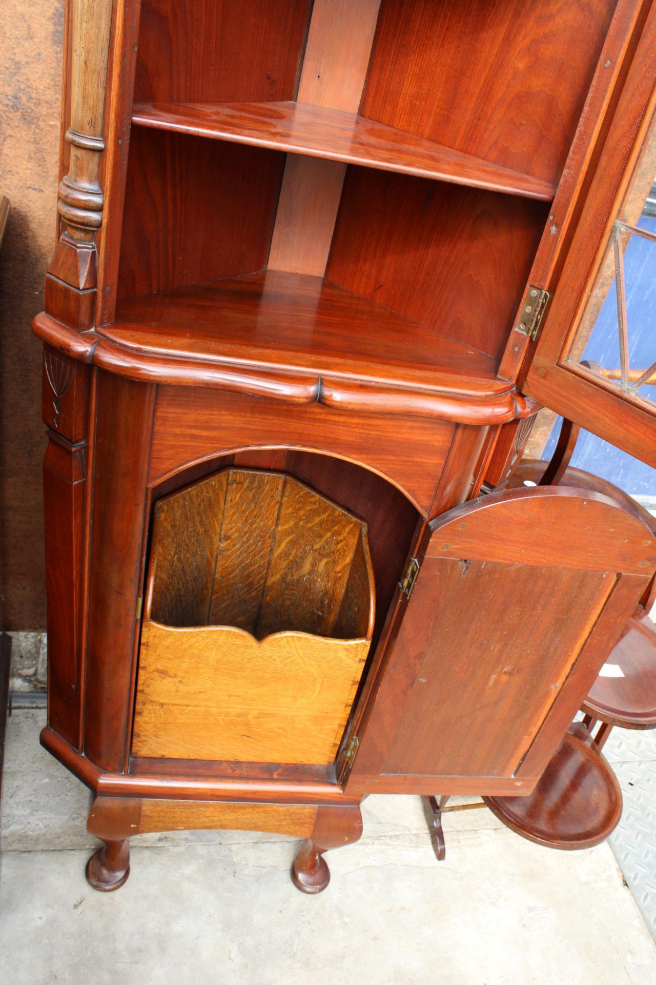 A 19TH CENTURY STYLE MAHOGANY GLAZED CORNER CUPBOARD WITH GALLERIED TOP, THE BASE ENCLOSING PULL OUT - Image 4 of 6