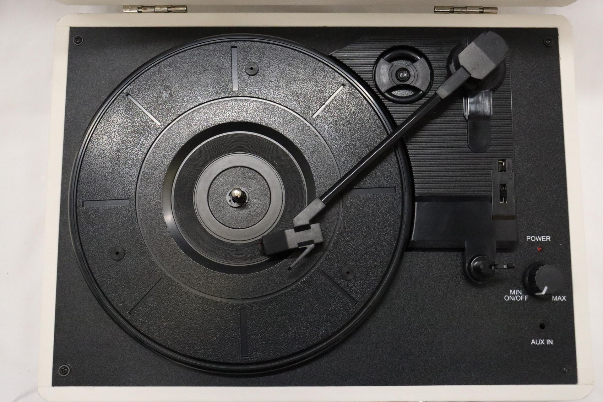 A MAXTEK 'SUITCASE' RECORD PLAYER WITH INSTRUCTIONS - Image 5 of 10
