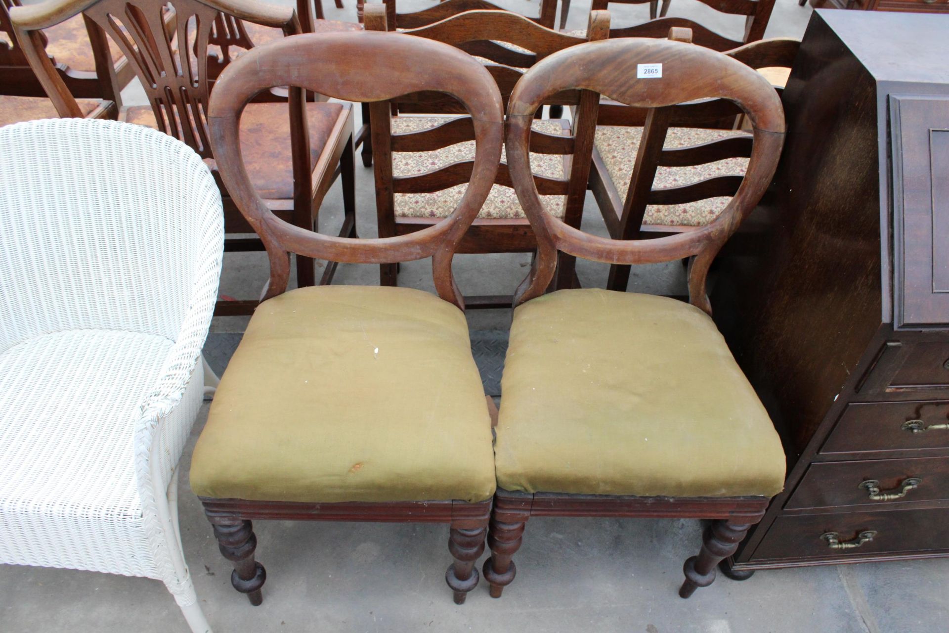 A PAIR OF VICTORIAN MAHOGANY DINING CHAIRS, LLOYD LOOM BEDROOM CHAIR AND A DEMI LUNE HALL TABLE - Bild 2 aus 2