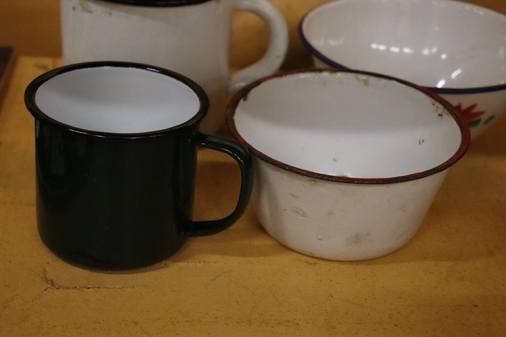 A QUANTITY OF VINTAGE ENAMEL CUPS AND BOWLS - 6 IN TOTAL - Image 5 of 6
