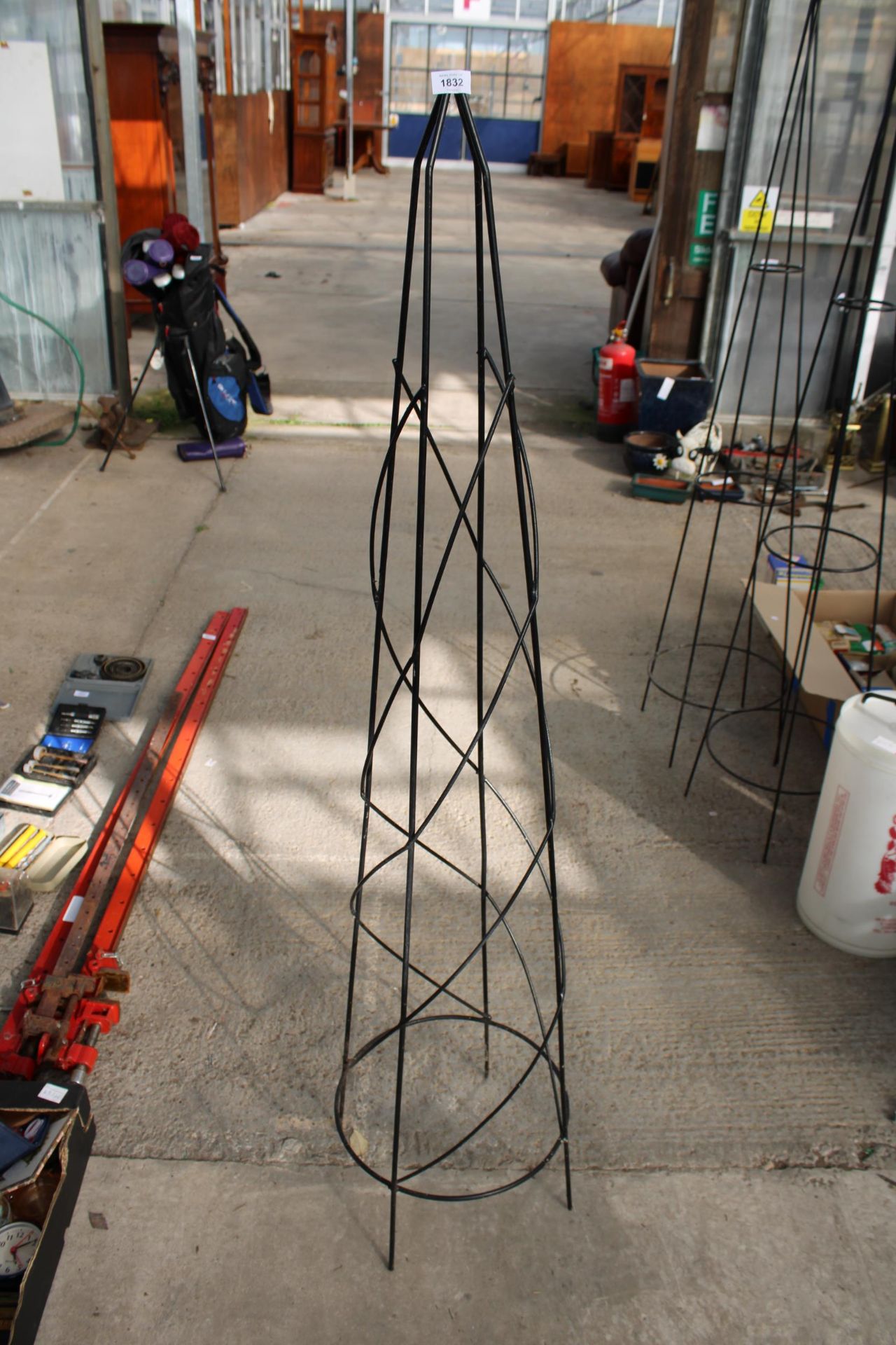 A METAL GARDEN OBELISK PLANT STAND (H:158CM)