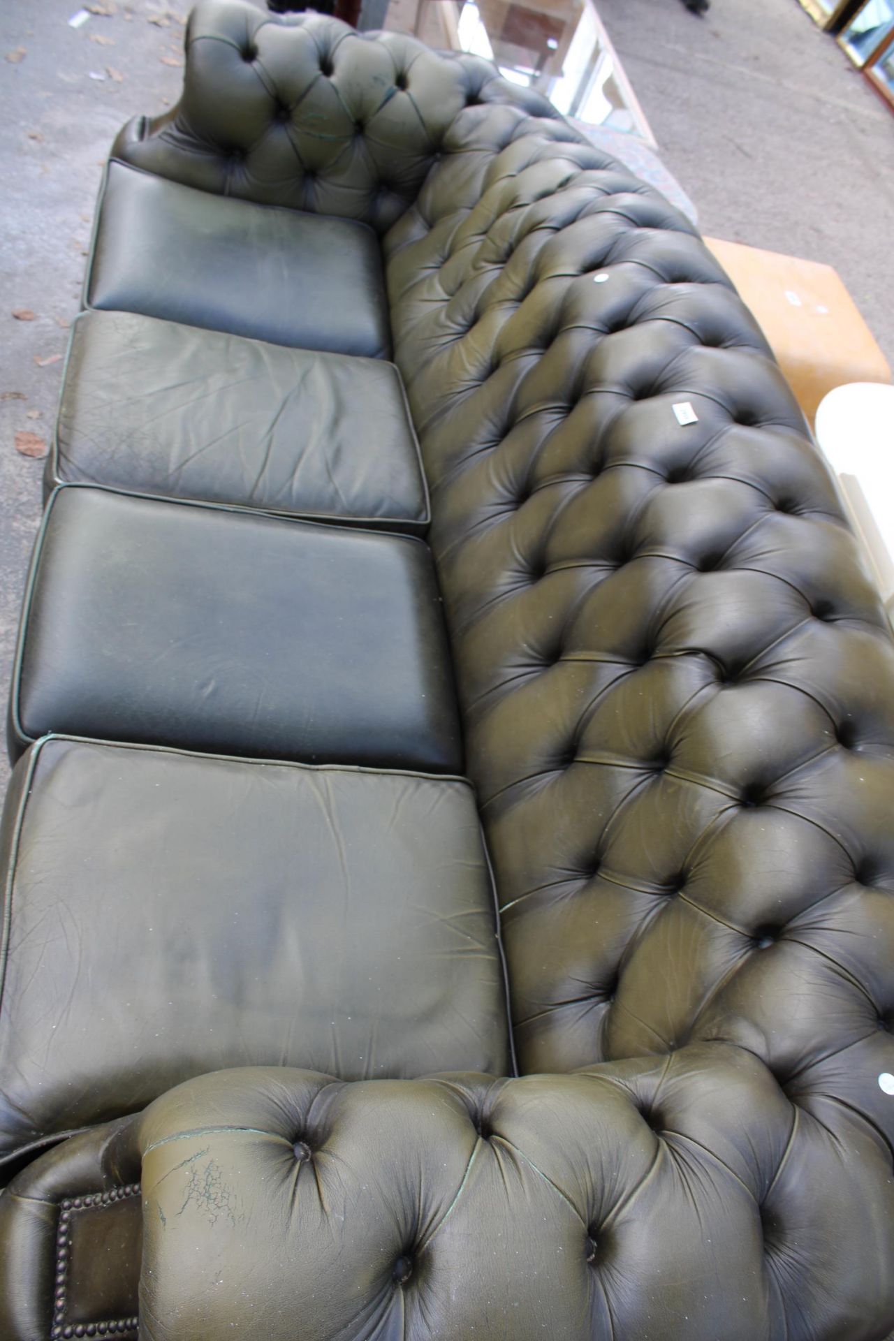 A GREEN LEATHER CHESTERFIELD FOUR SEATER SETTEE - Image 3 of 3