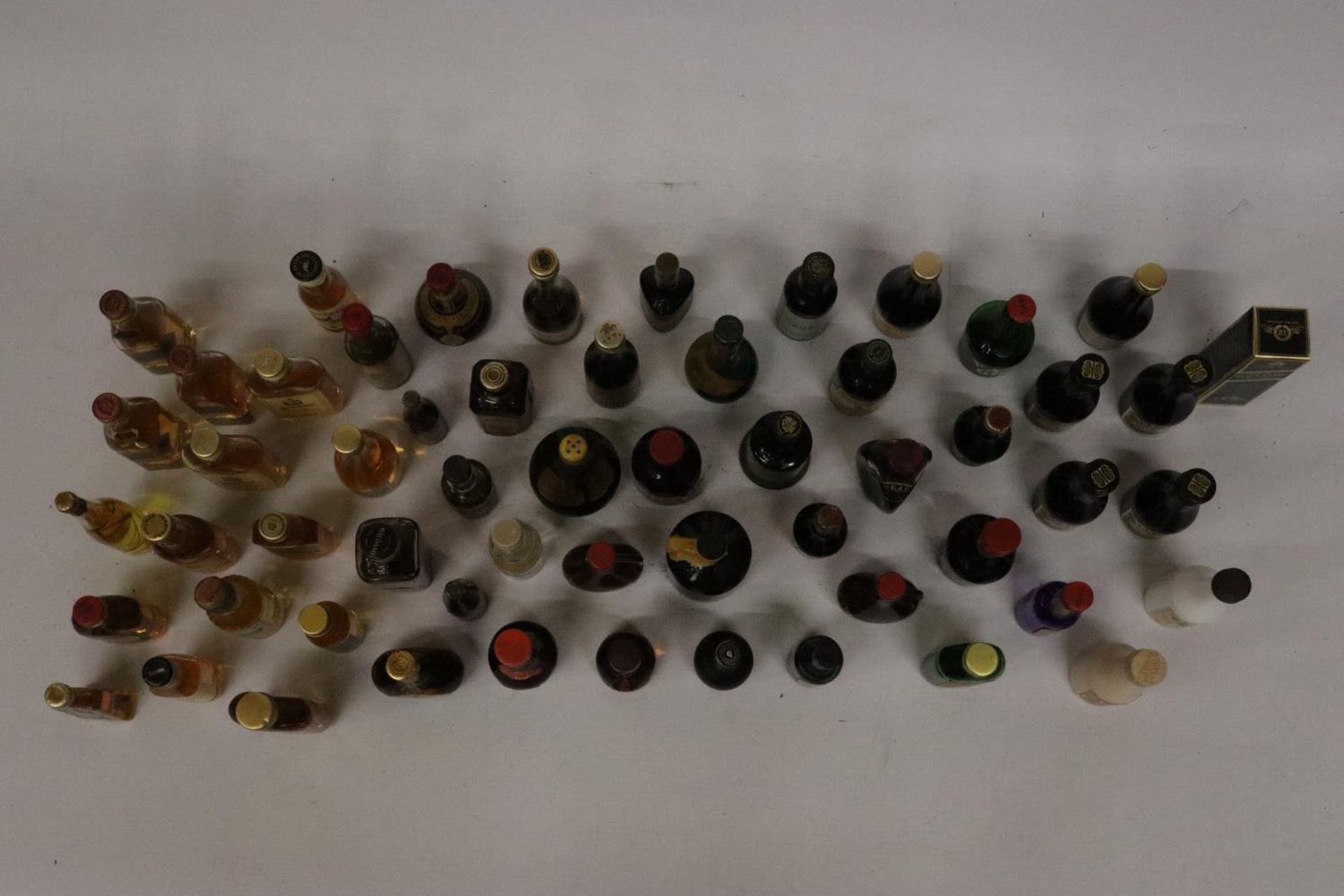 A LARGE QUANTITY OF MINIATURE BOTTLES OF ALCOHOL - Image 7 of 10