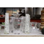 A COLLECTION OF GLASSWARE TO INCLUDE VASES AND JUG
