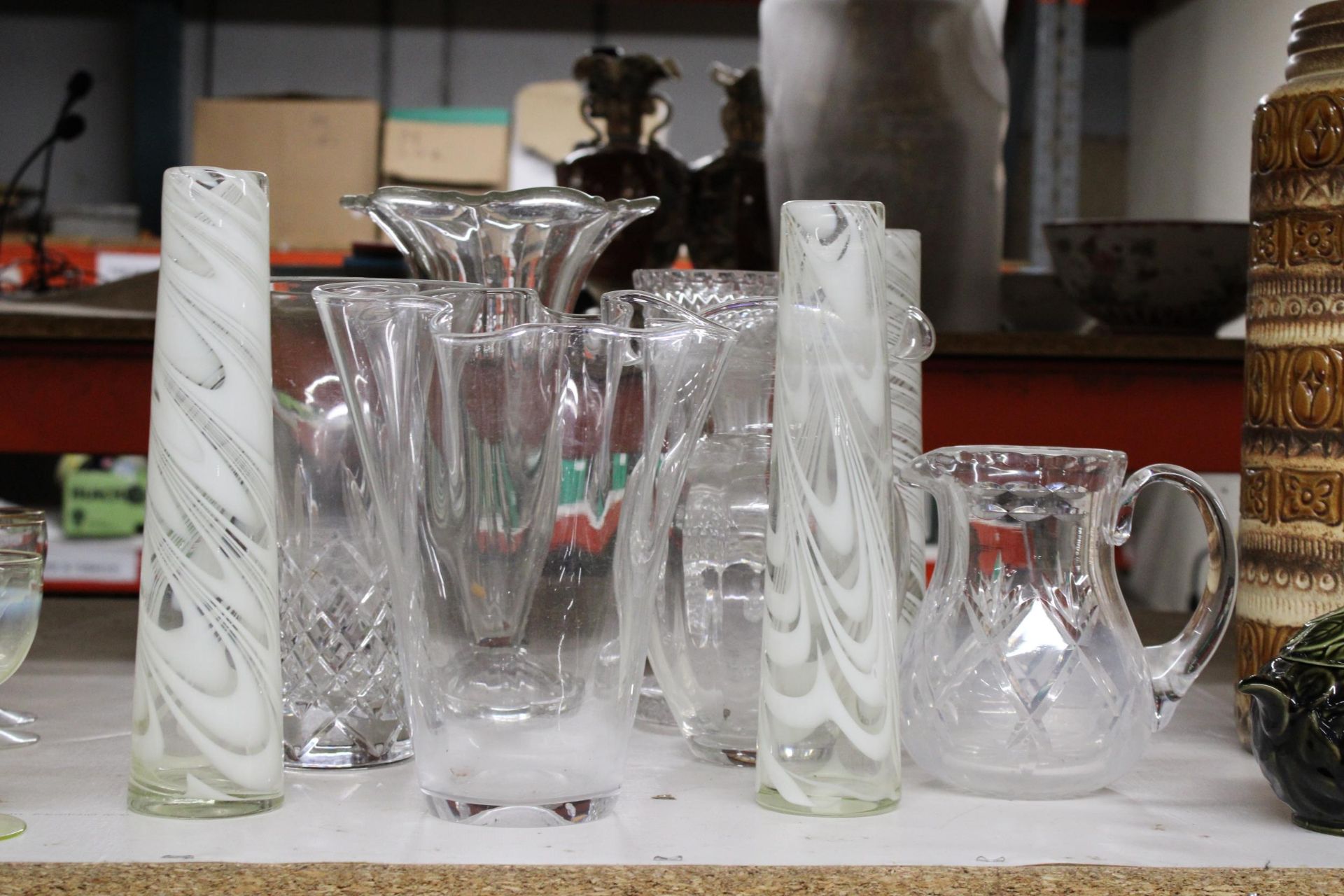 A COLLECTION OF GLASSWARE TO INCLUDE VASES AND JUG