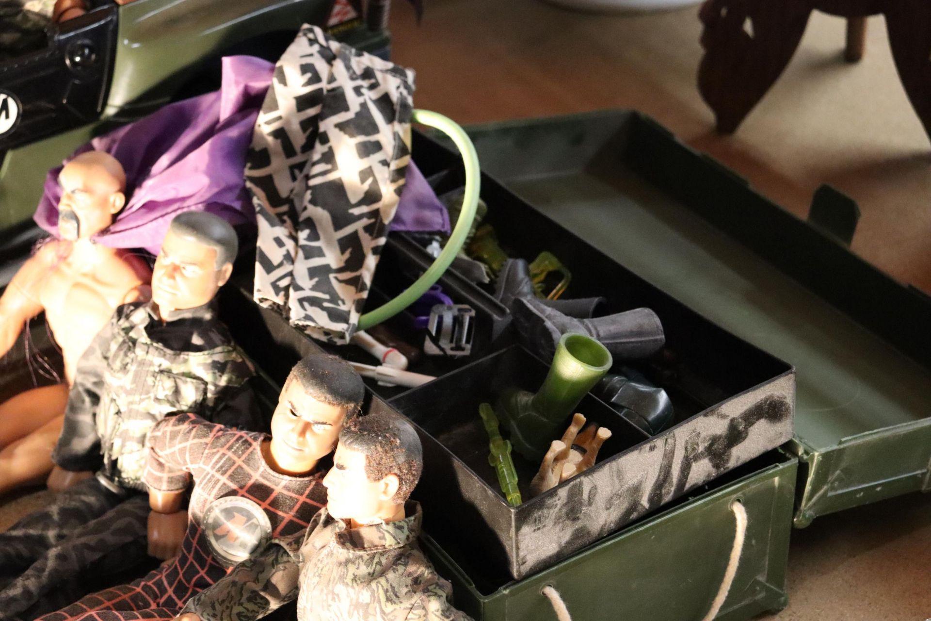 A COLLECTION OF ACTION MAN ITEMS TO INCLUDE FIVE FIGURES, A MILITARY JEEP AND A LARGE QUANTITY OF - Image 8 of 9