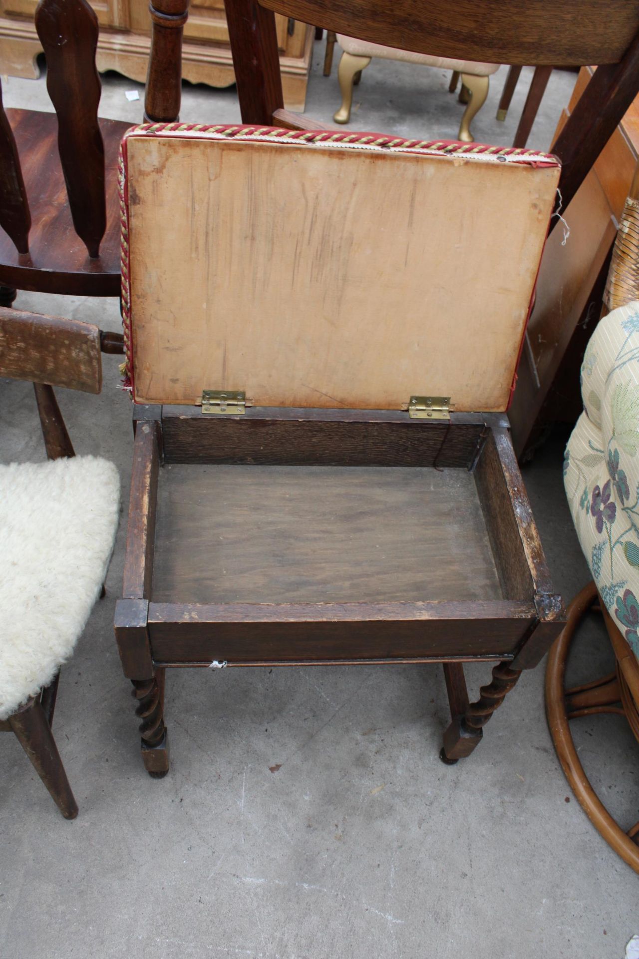 AN OAK BARLEY TWIST PIANO STOOLWITH LIFT UP LID - Image 2 of 2