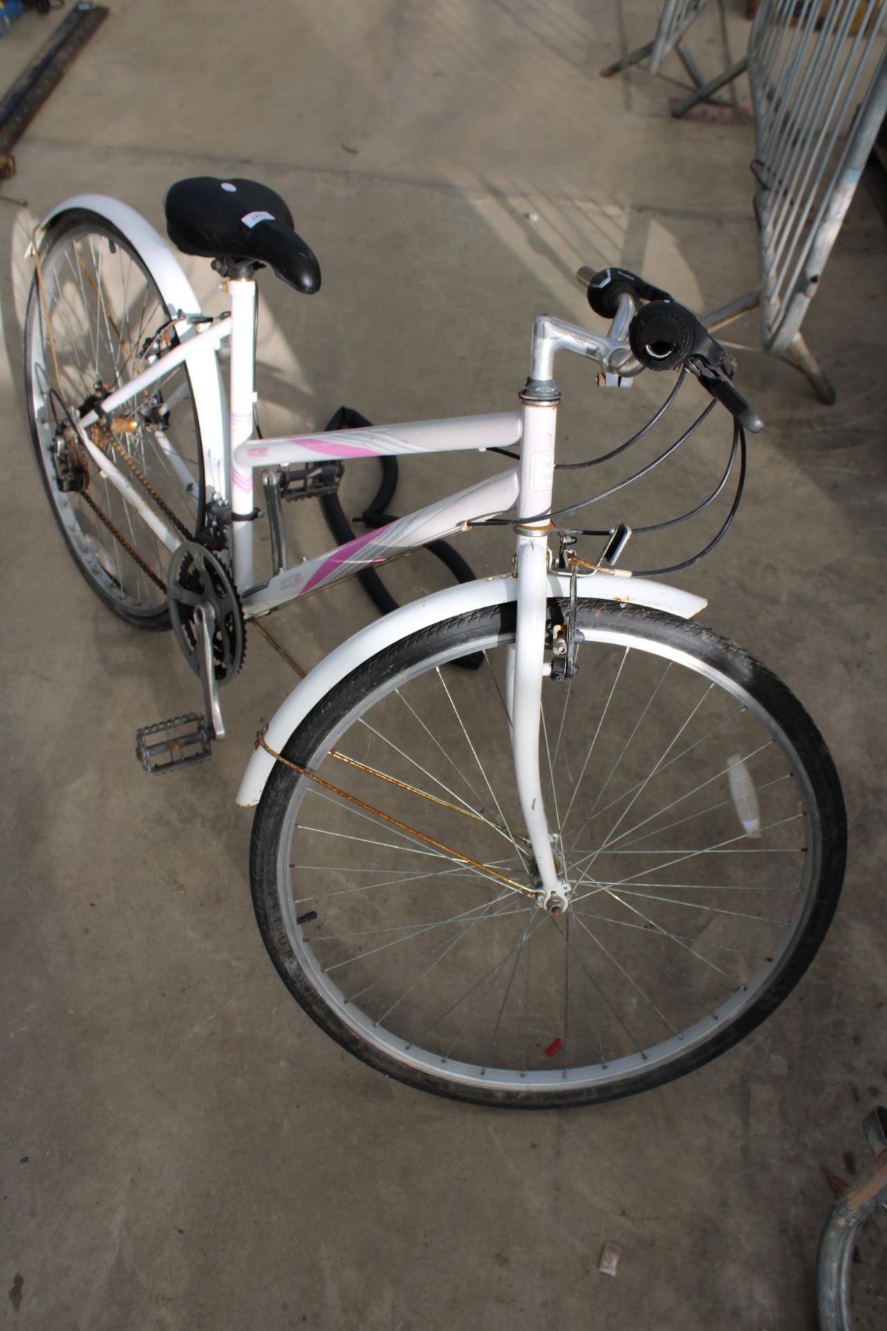 A DISCOVER FREESPIRIT LADIES BIKE WITH 18 SPEED SHIMANO GEAR SYSTEM - Image 4 of 4