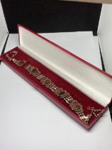 A LOW GRADE SILVER NECKLACE IN A PRESENTATION BOX