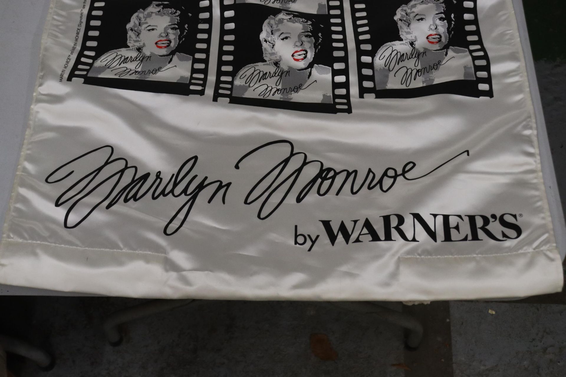 A LARGE SILK SCREEN WALL BANNER ANDY WARHOL STYLE SIGN, MARILYN BY WARNER BROS - 68 INCH IN LENGTH - Bild 6 aus 8