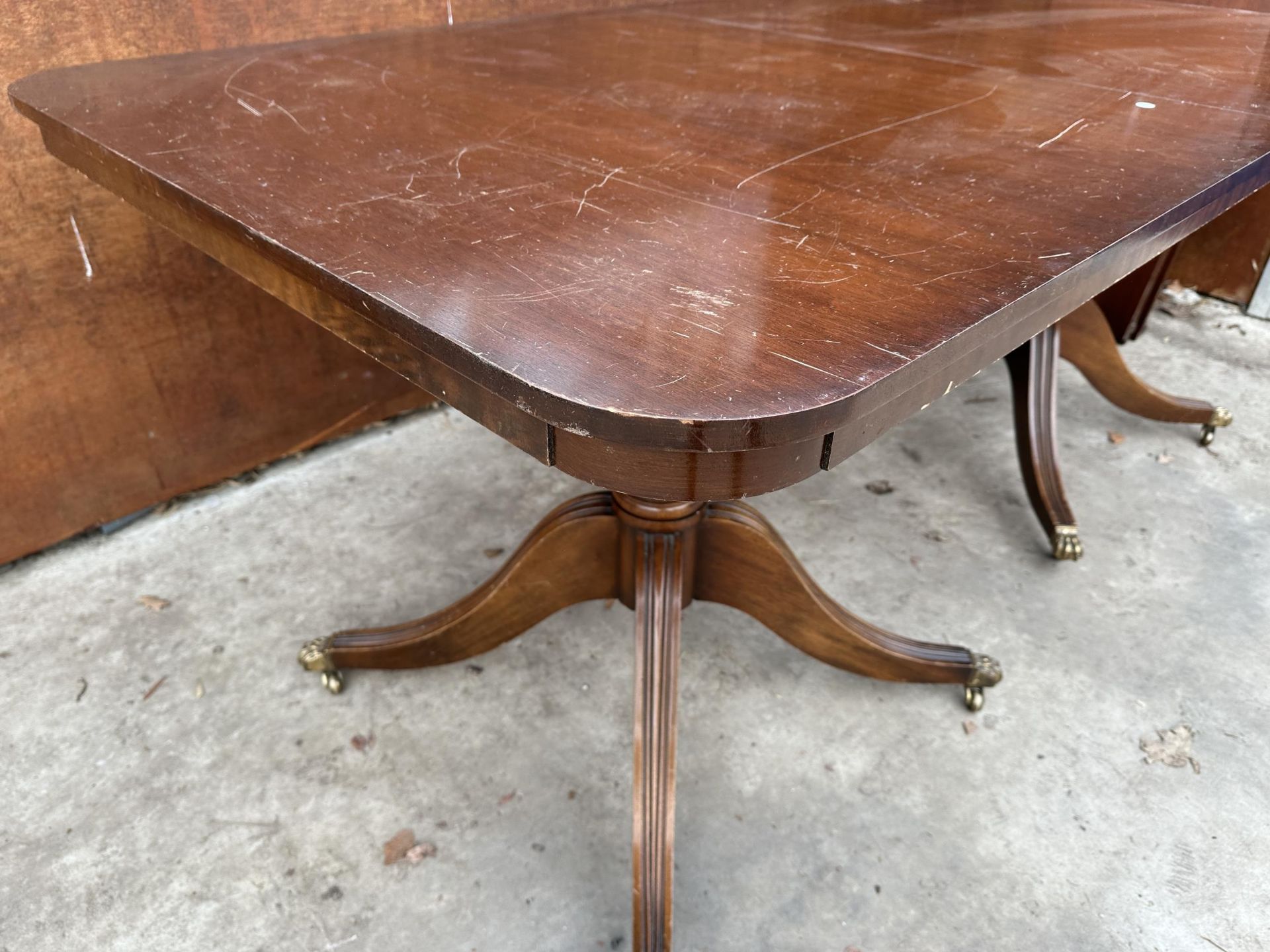 A MAHOGANY TWIN PEDESTAL DINING TABLE WITH THREE EXTRA LEAVES - Image 3 of 7