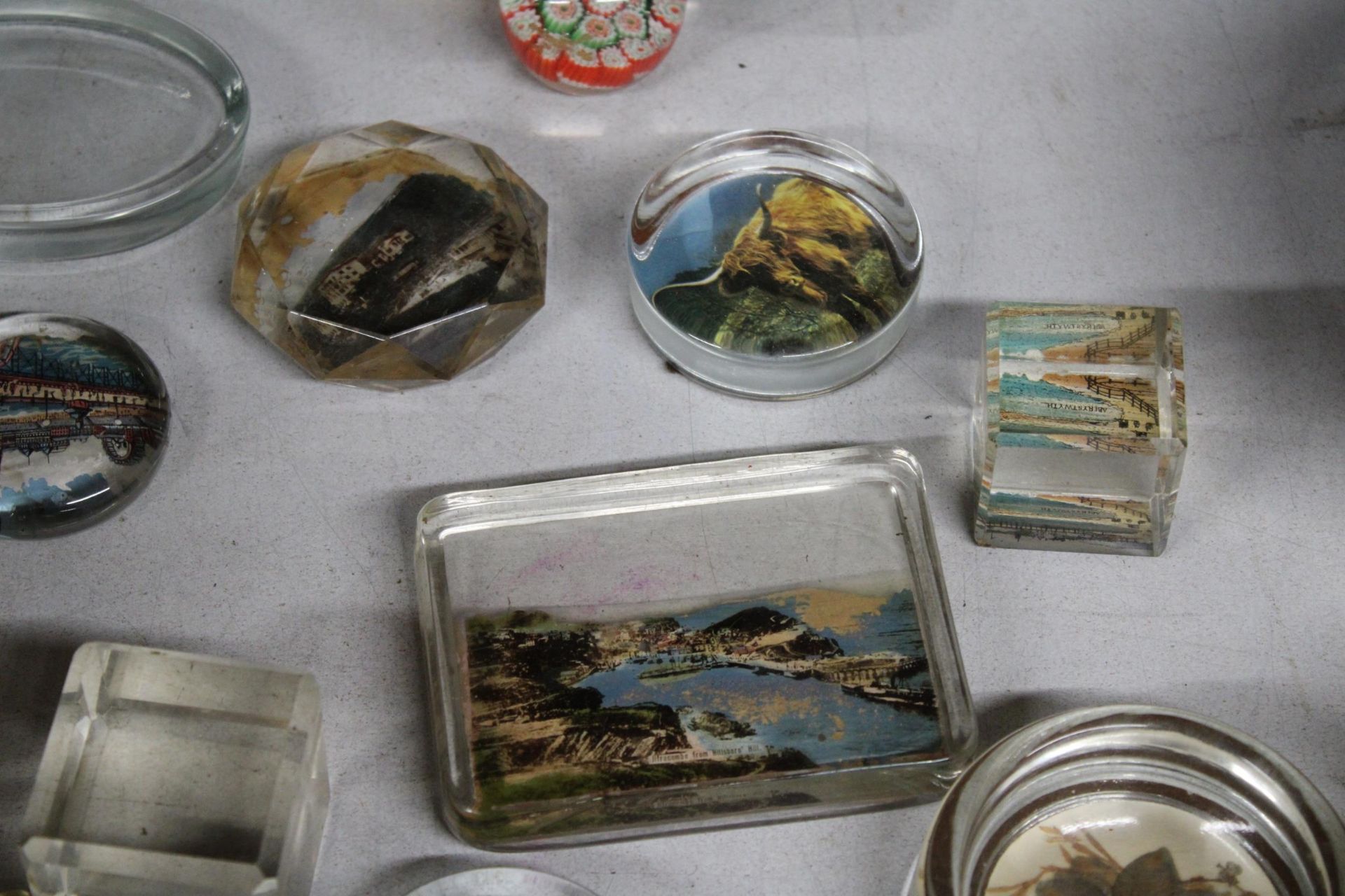 TWENTY ONE COLLECTABLE PAPER WEIGHTS TO INCLUDE BLACKPOOL SCENES ETC - Image 5 of 6