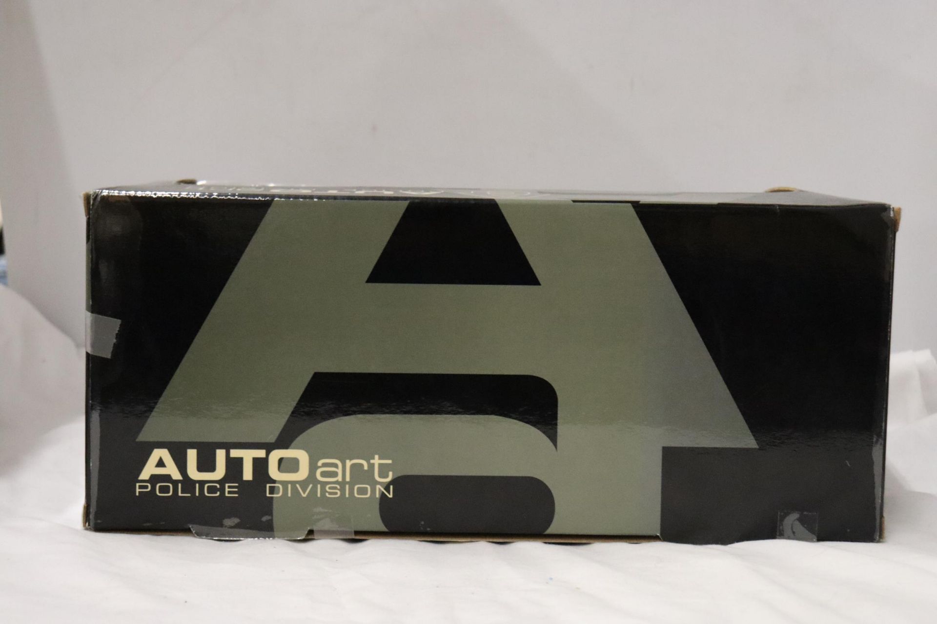 AN AUTO ART, POLICE DIVISION CAR, SCALE 1:18, AS NEW IN BOX - Image 6 of 7