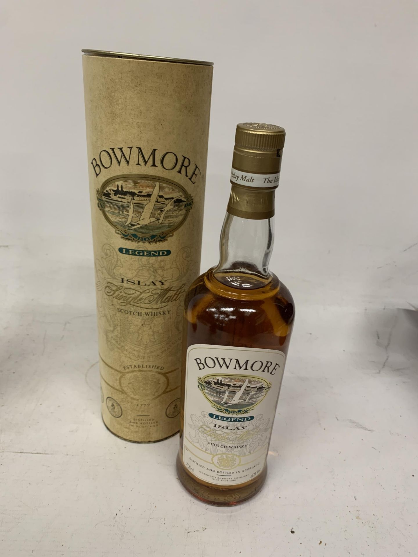 A BOXED BOTTLE OF BOWMORE LEGEND ISLAY SINGLE MALT SCOTCH WHISKY