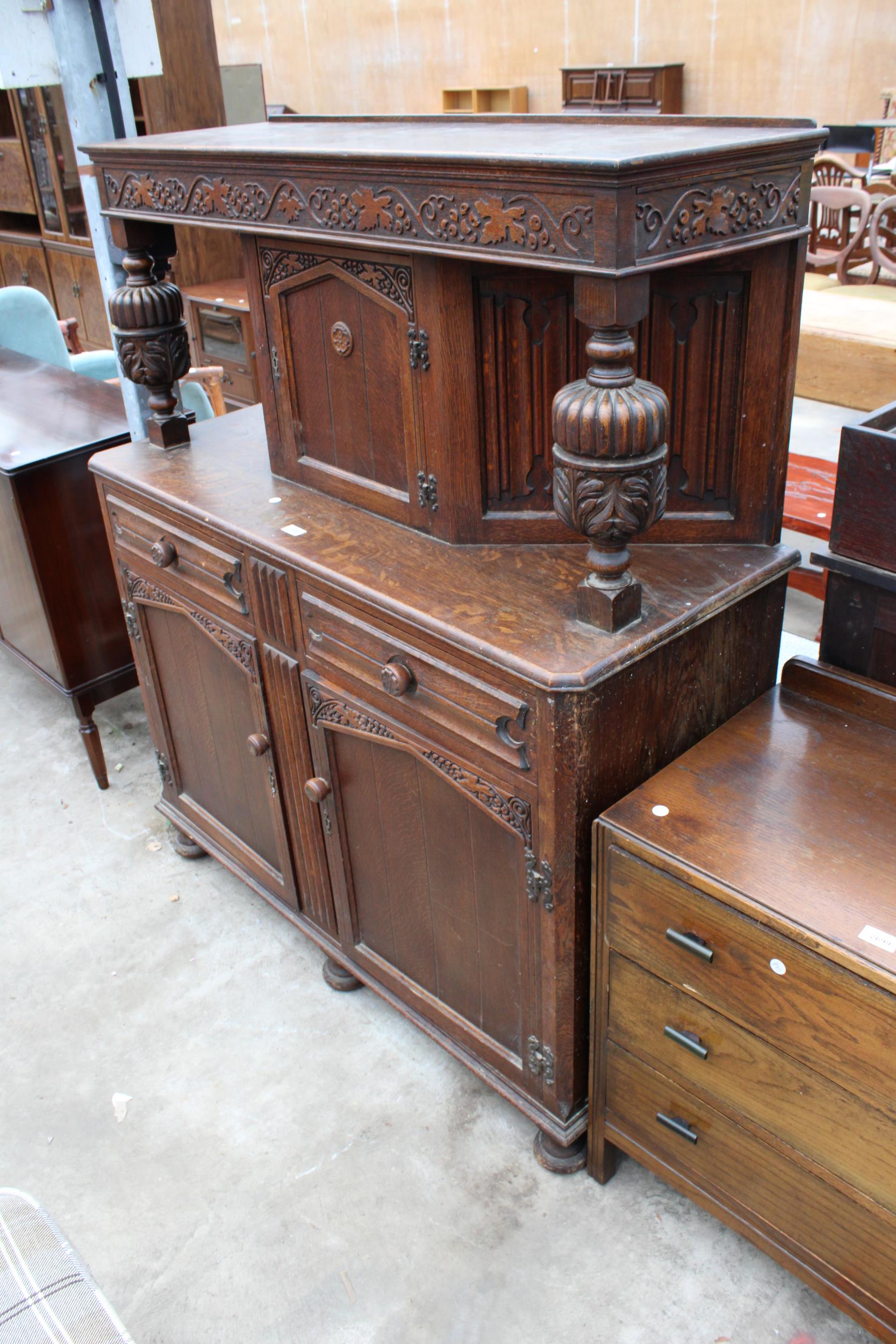 A MID 20TH CENTURY OAK COURT CUPBOARD - Image 2 of 4