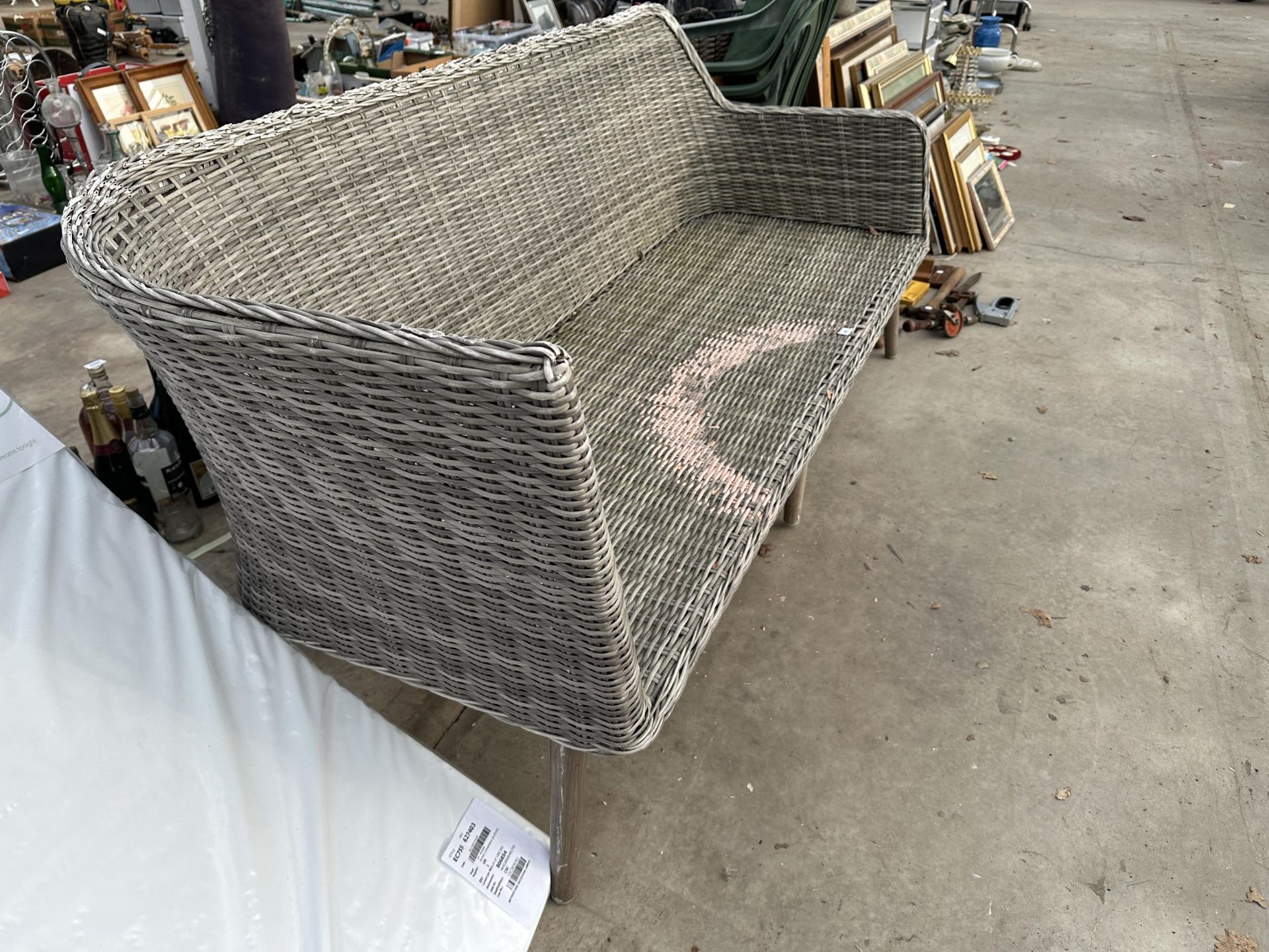 A LARGE WICKER THREE SEATER BENCH - Image 4 of 4