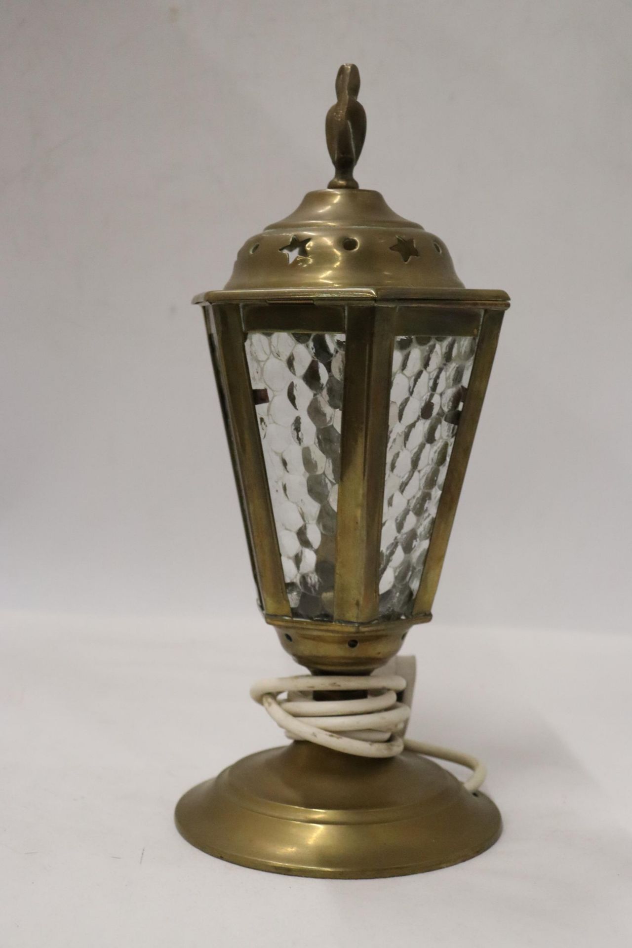 A VINTAGE BRASS, LANTERN STYLE LAMP, HEIGHT 29CM