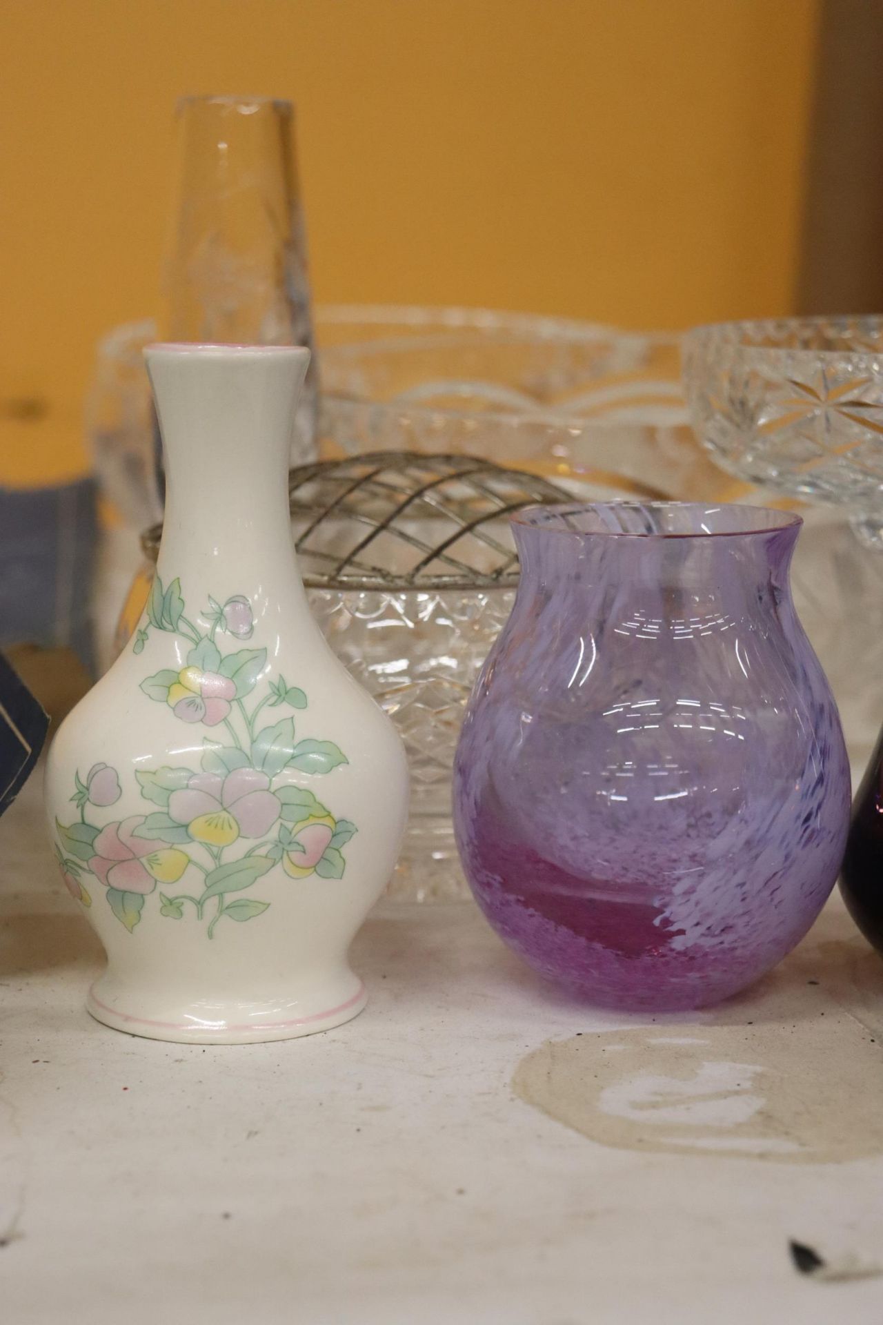 A QUANTITY OF GLASSWARE TO INCLUDE CUT GLASS BOWLS, A ROSE BOWL, VASES, ETC - Image 6 of 10