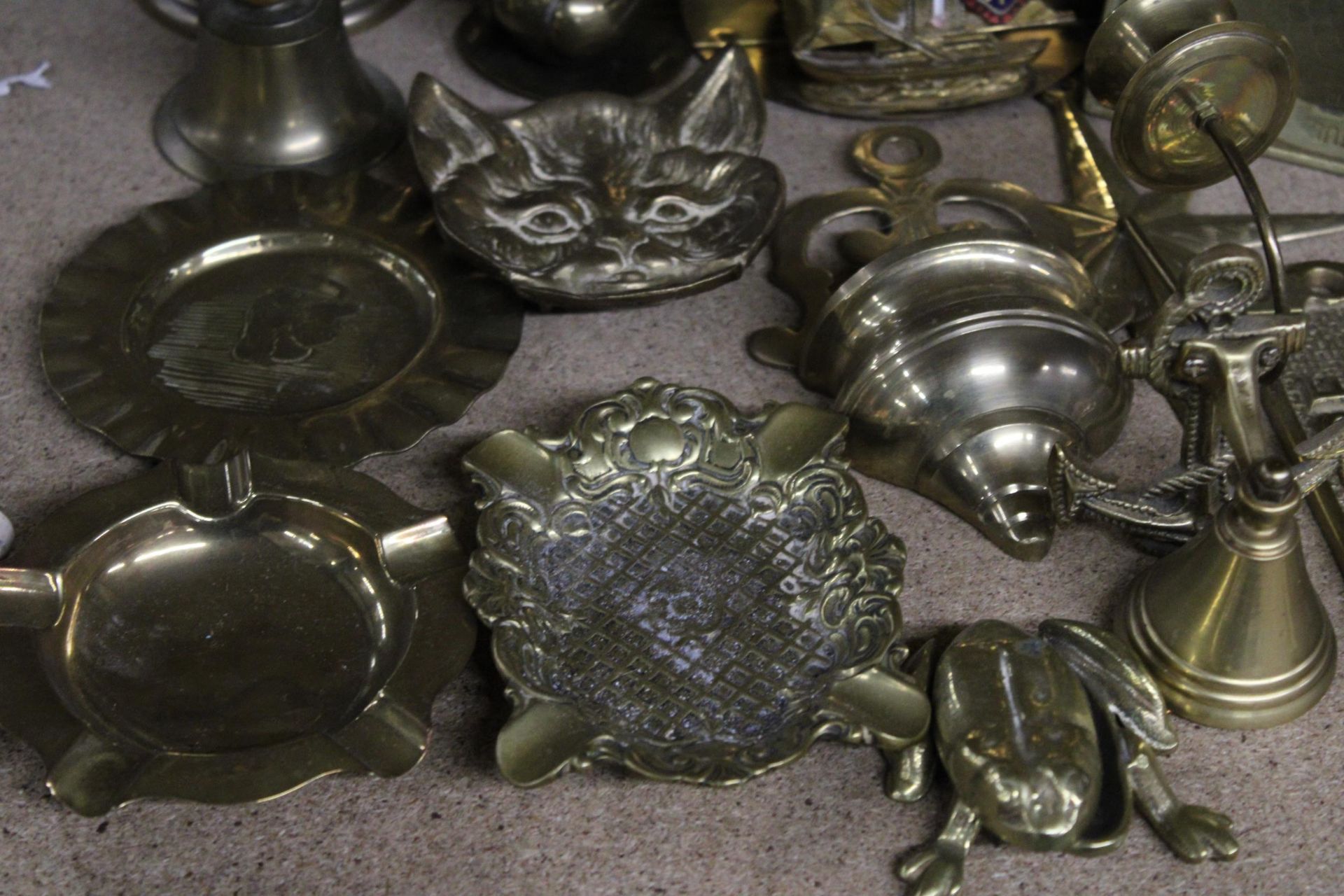 A COLLECTION OF BRASSWARE TO INCLUDE BELLS, PIN DISHES, A CALENDAR, WALL SCONCE, ETC - Image 2 of 5