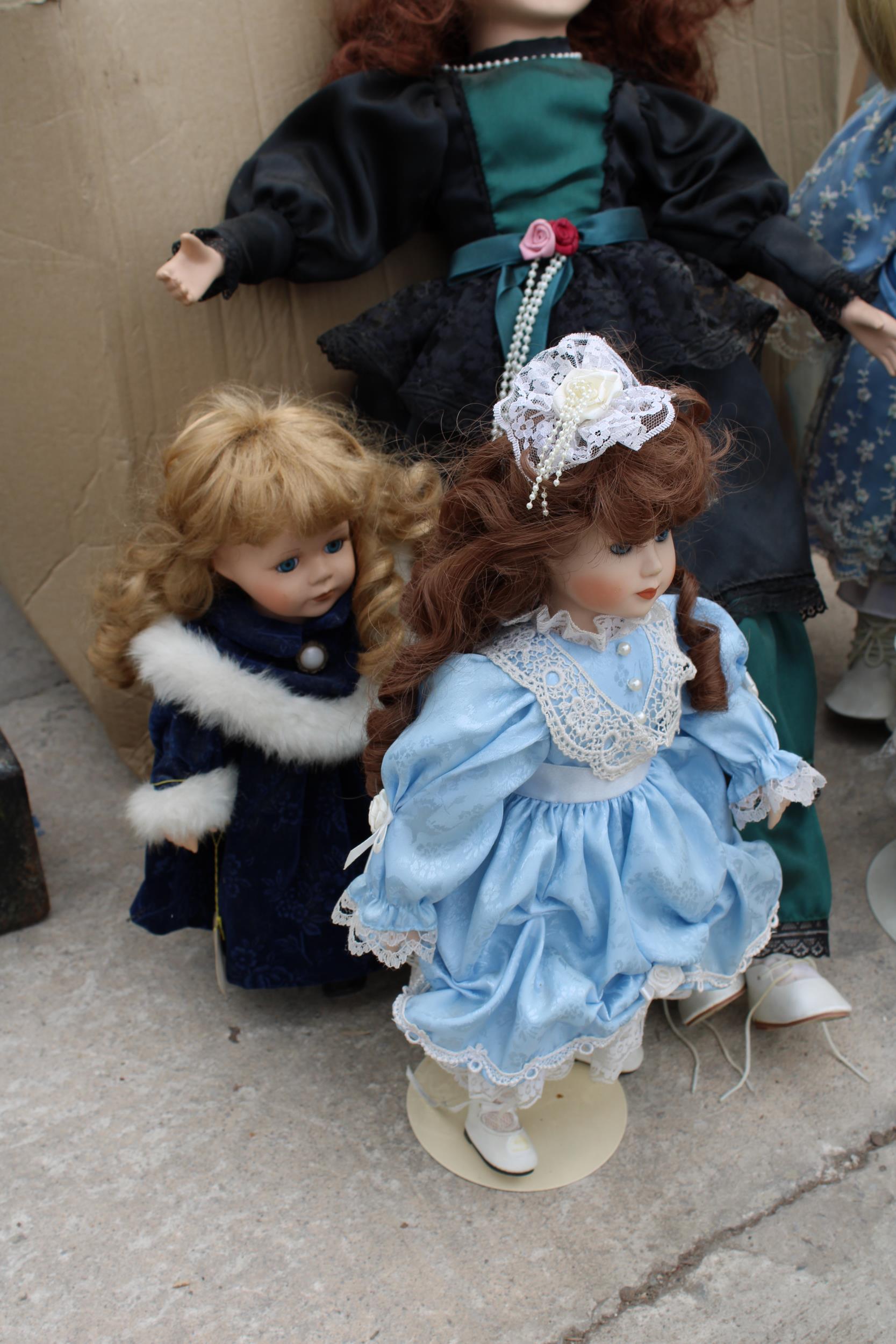 A LARGE ASSORTMENT OF CERAMIC HEADED DOLLS - Image 3 of 5