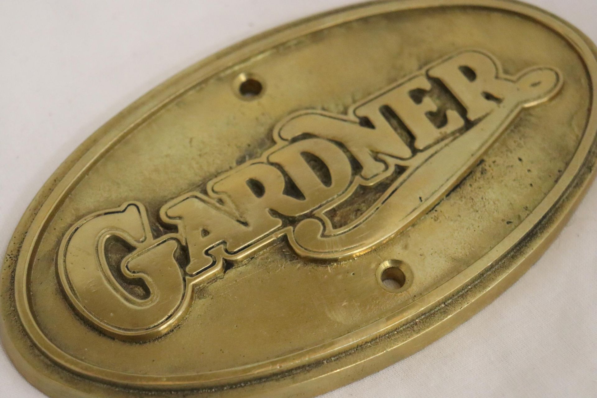 AN OVAL BRASS GARDNER SIGN - Image 2 of 3