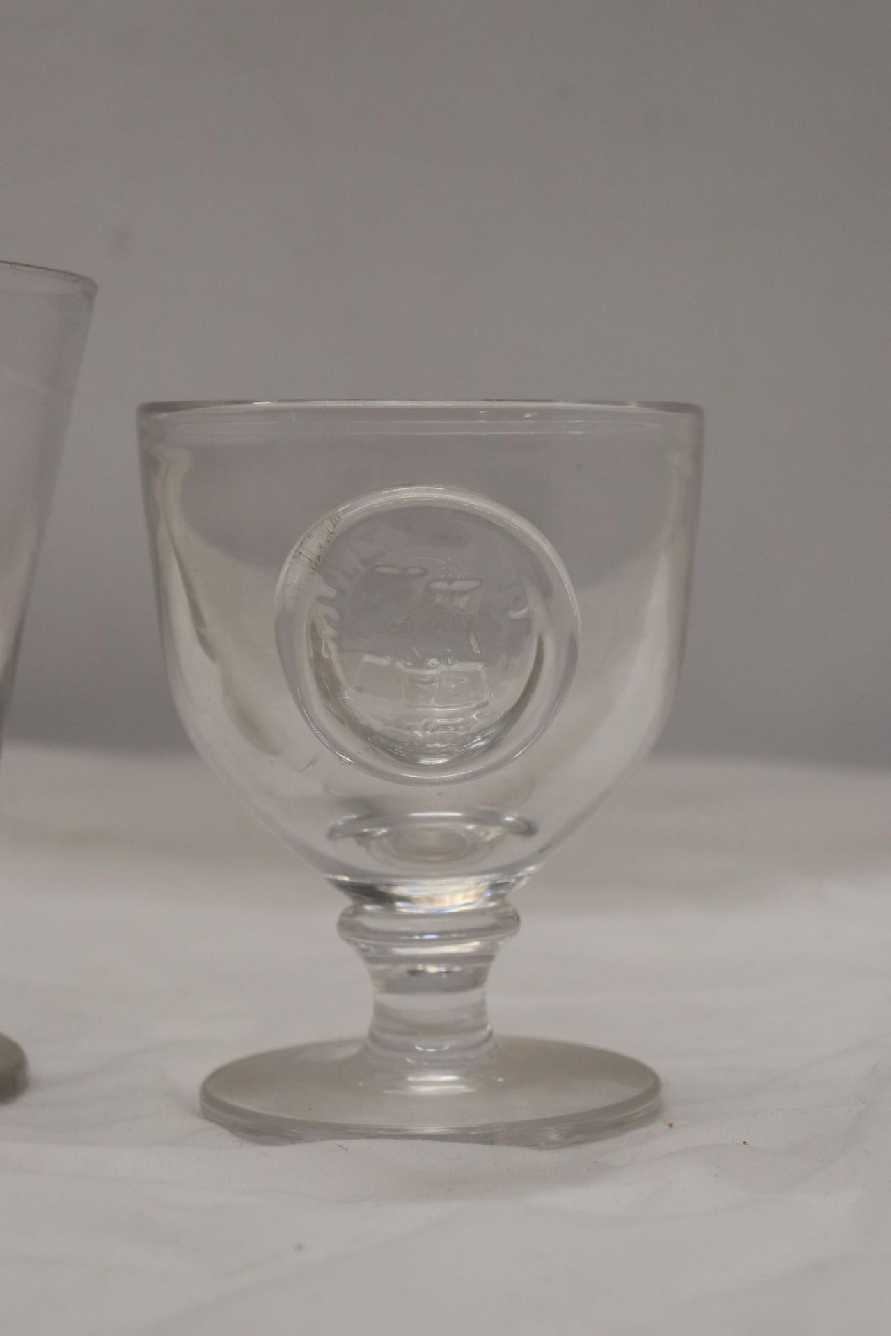 A VINTAGE WEDGWOOD CLEAR GLASS GOBLET WITH MAYFLOWER SAILING SHIP EMBLEM PLUS A LARGE HAND BLOWN - Image 2 of 5