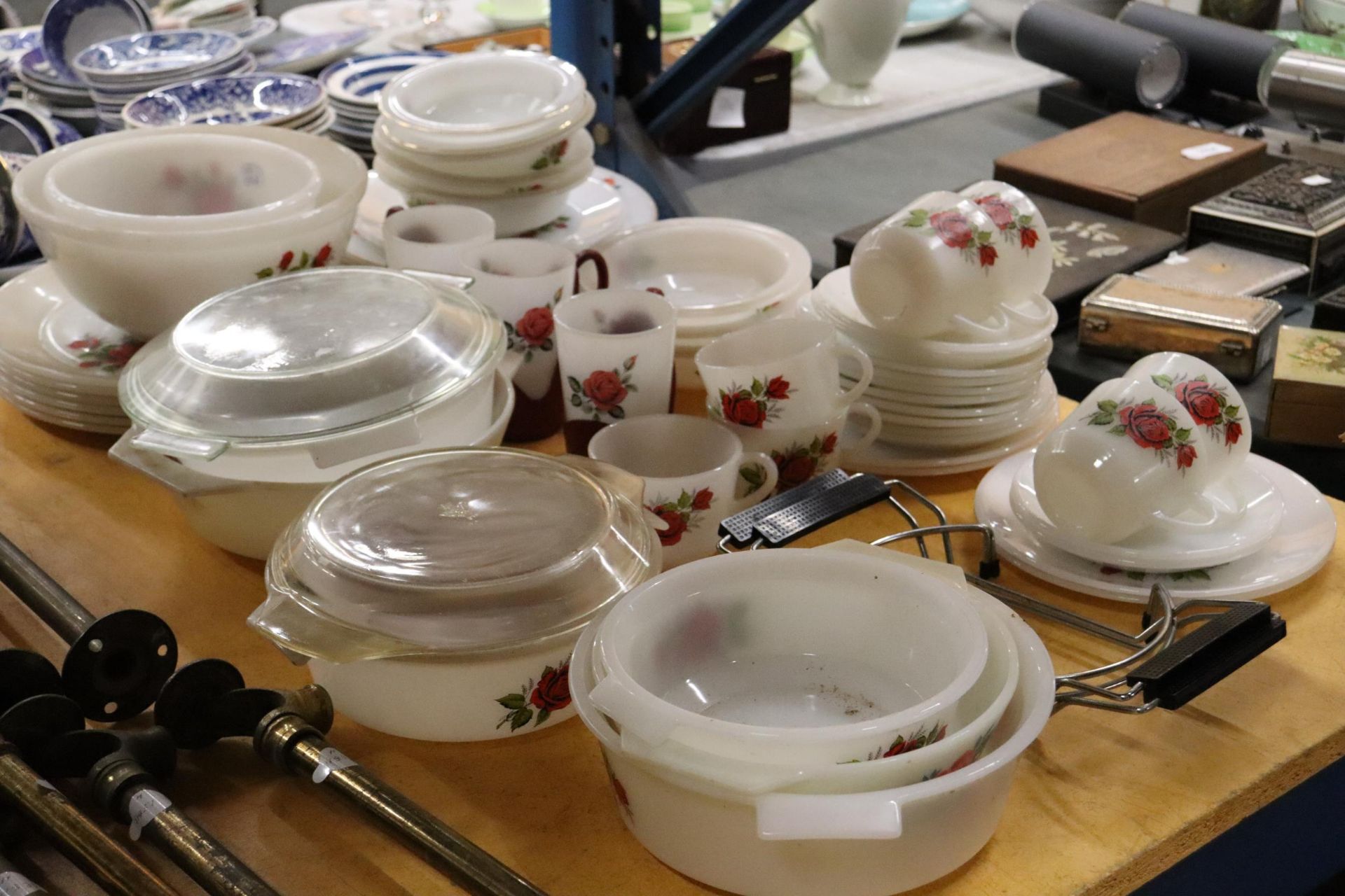 A LARGE QUANTITY OF PYREX TO INCLUDE LIDDED SERVING BOWLS, CUPS, PLATES, SAUCERS, ETC.,