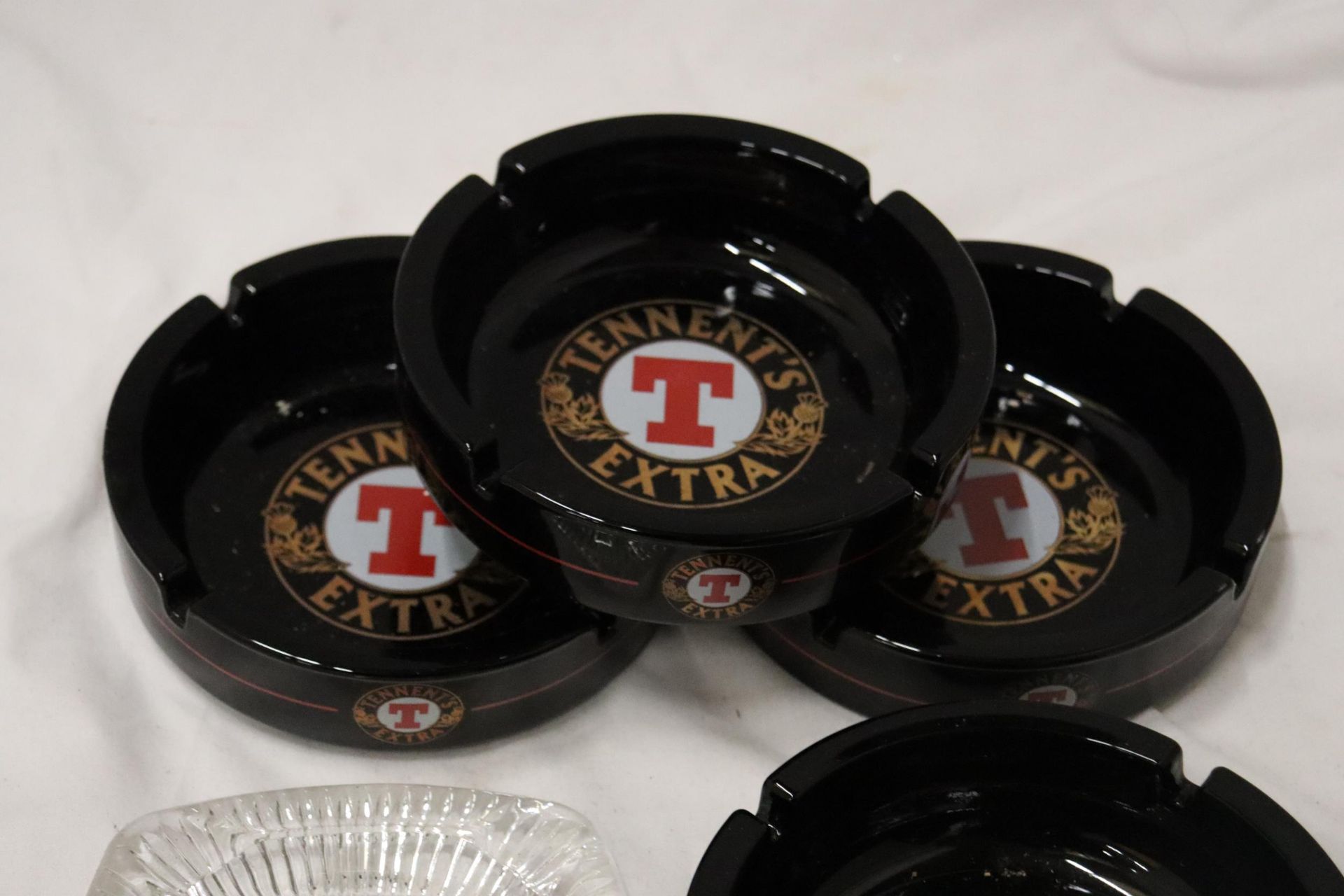 FIVE GLASS PUN ASHTRAYS TO INCLUDE TENNENTS EXTRA - Bild 4 aus 6