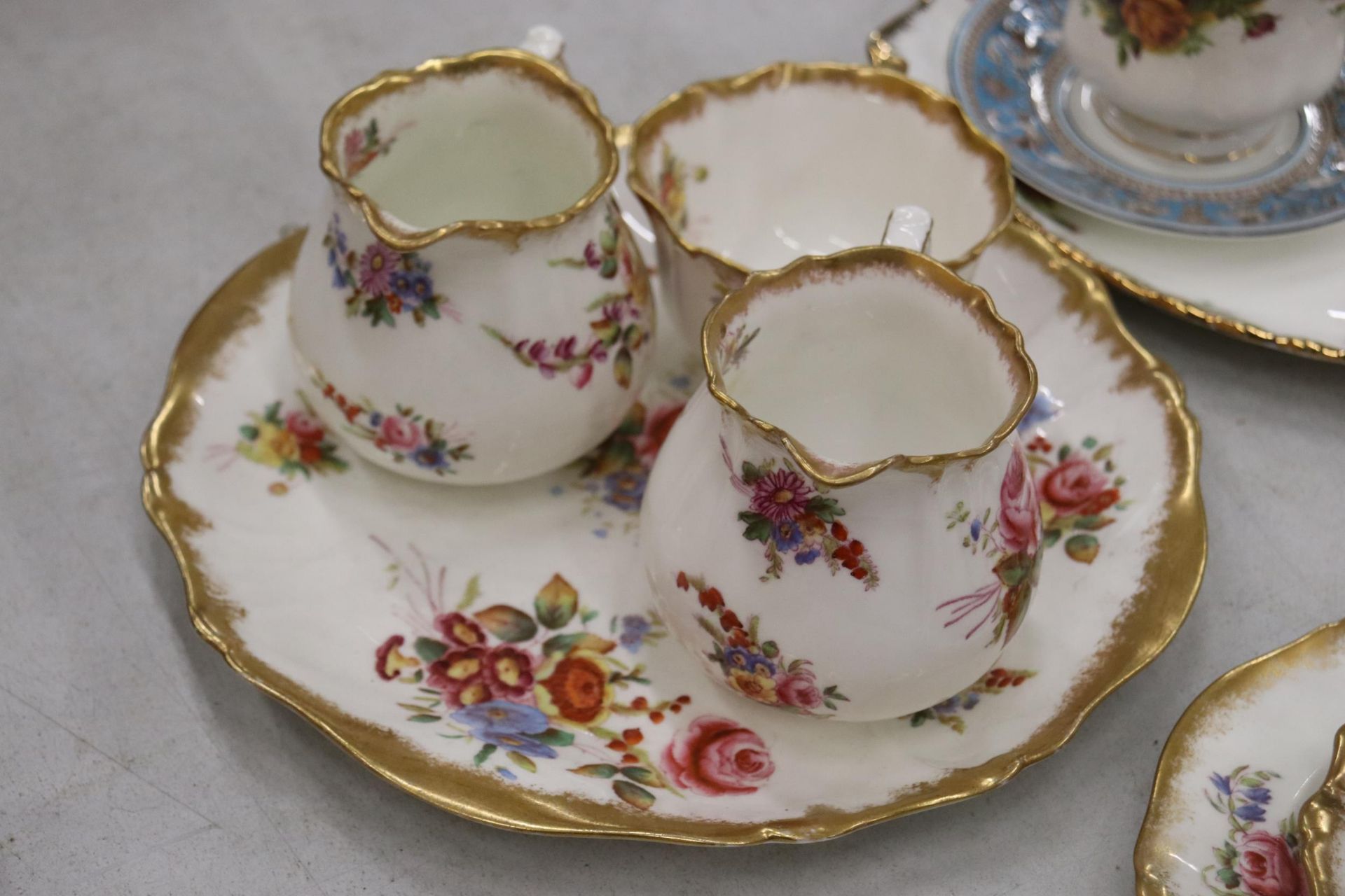 A 15 PIECE PART TEASET HAMMERSLEY AND CO TOGETHER WITH AN OLD ROYAL ALBERT COUNTRY ROSES CAKE PLATES - Image 6 of 10