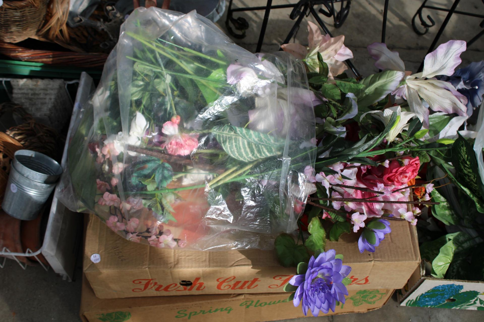 A LARGE ASSORTMENT OF GARDEN ITEMS TO INCLUDE METAL PLANT BASKETS, ARTIFICIAL FLOWERS AND WICKER - Image 2 of 4