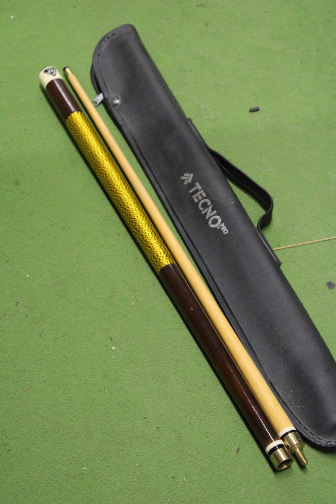 A BCE POOL/SNOOKER CUE IN A SOFT CASE - Image 4 of 6