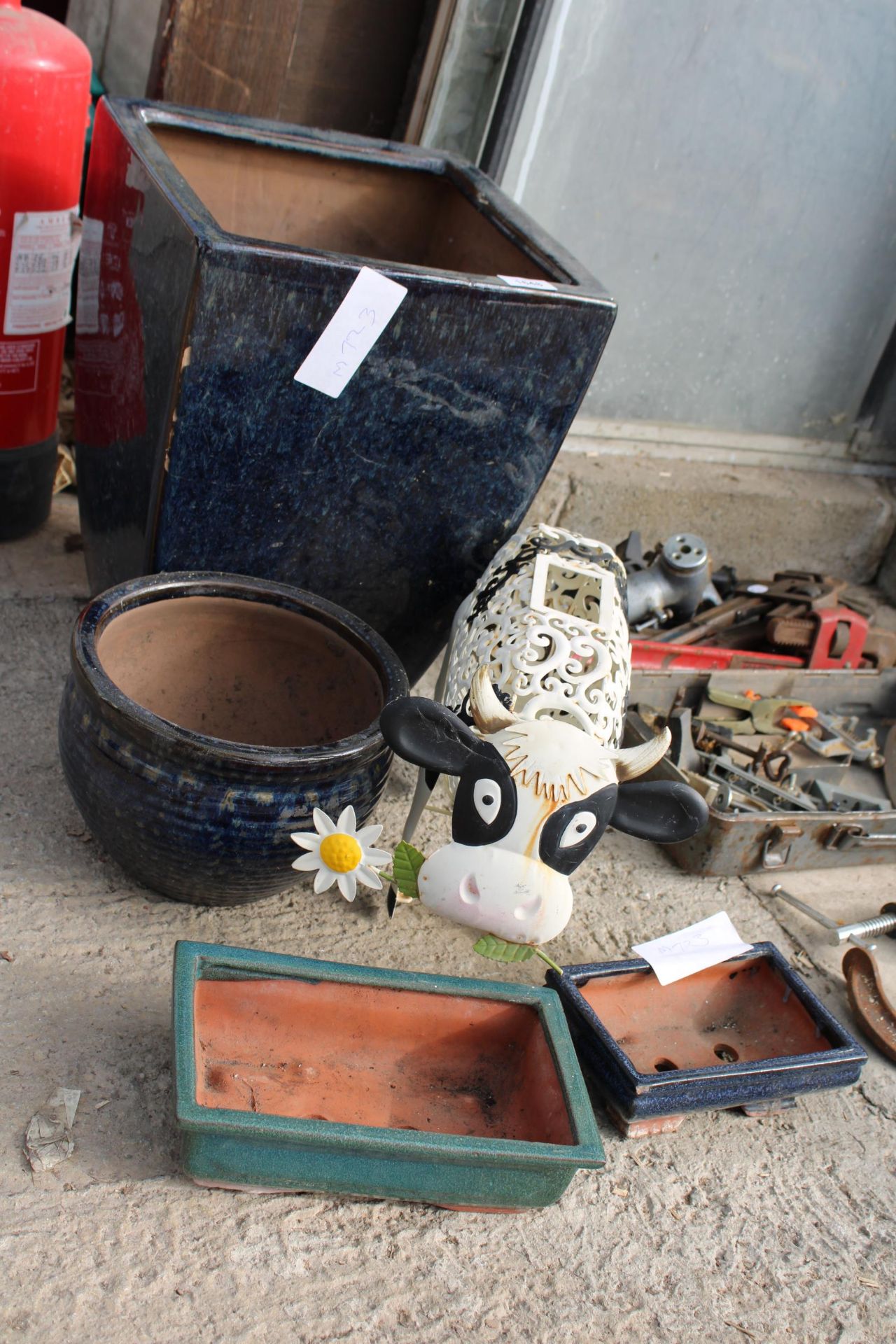 AN ASSORTMENT OF GARDEN ITEMS TO INCLUDE GLAZED PLANTERS AND A METAL COW ETC