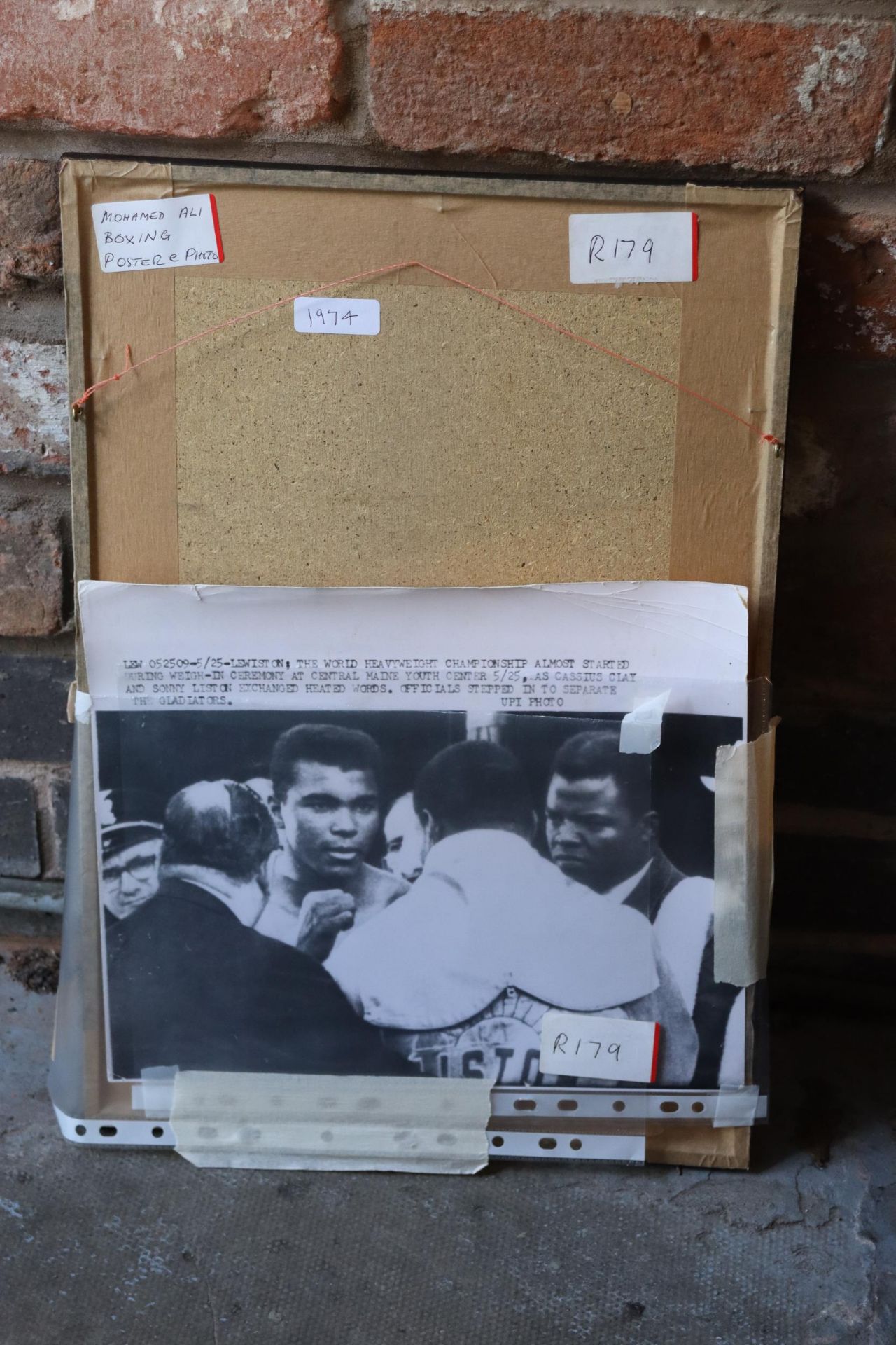 A MUHAMMAD ALI V GEORGE FOREMAN 'RUMBLE IN THE JUNGLE', POSTER WITH A PHOTOGRAPH TO THE BACK - Bild 3 aus 4