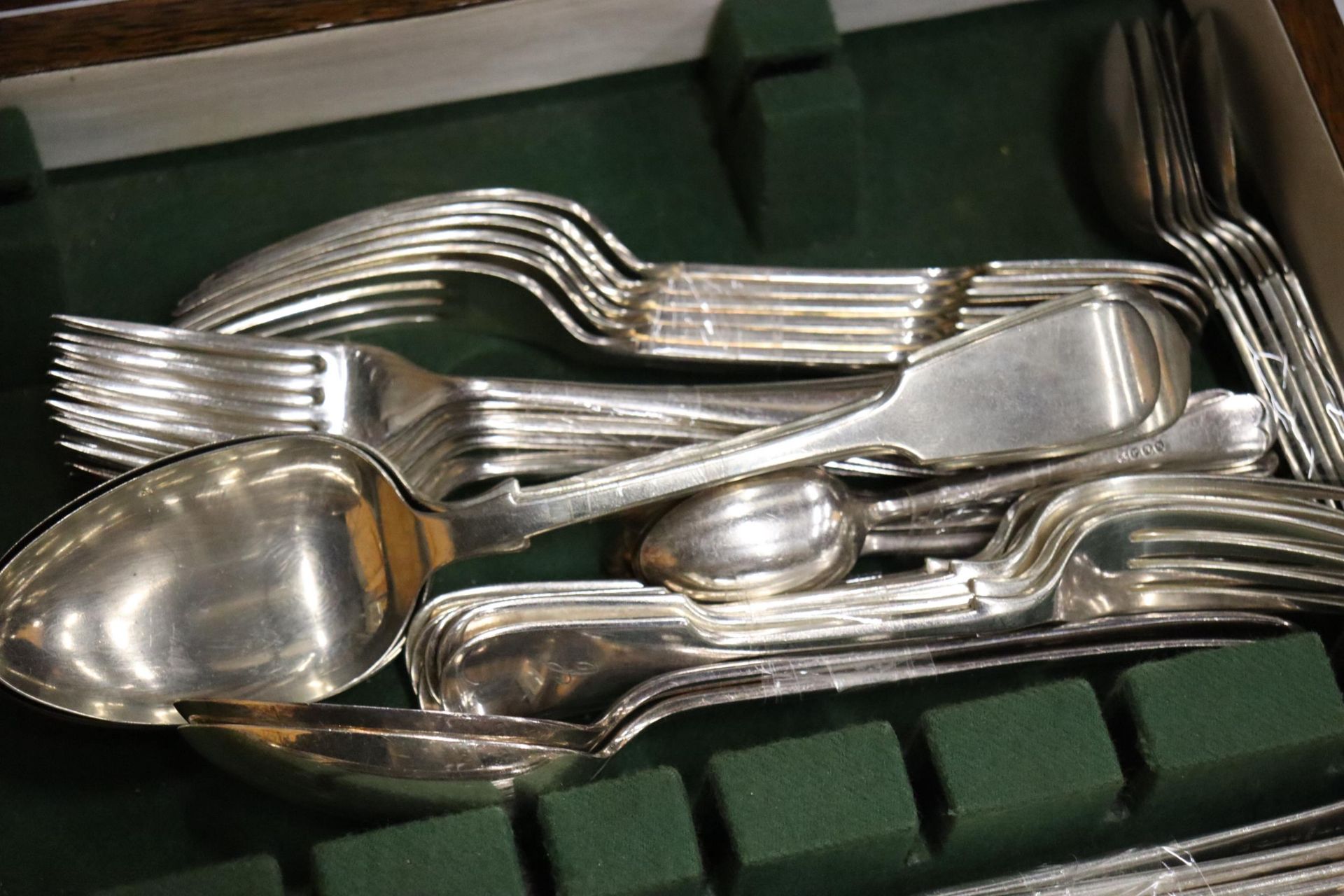 A VINTAGE CANTEEN OF CUTLERY IN AN OAK CASE - Image 3 of 6