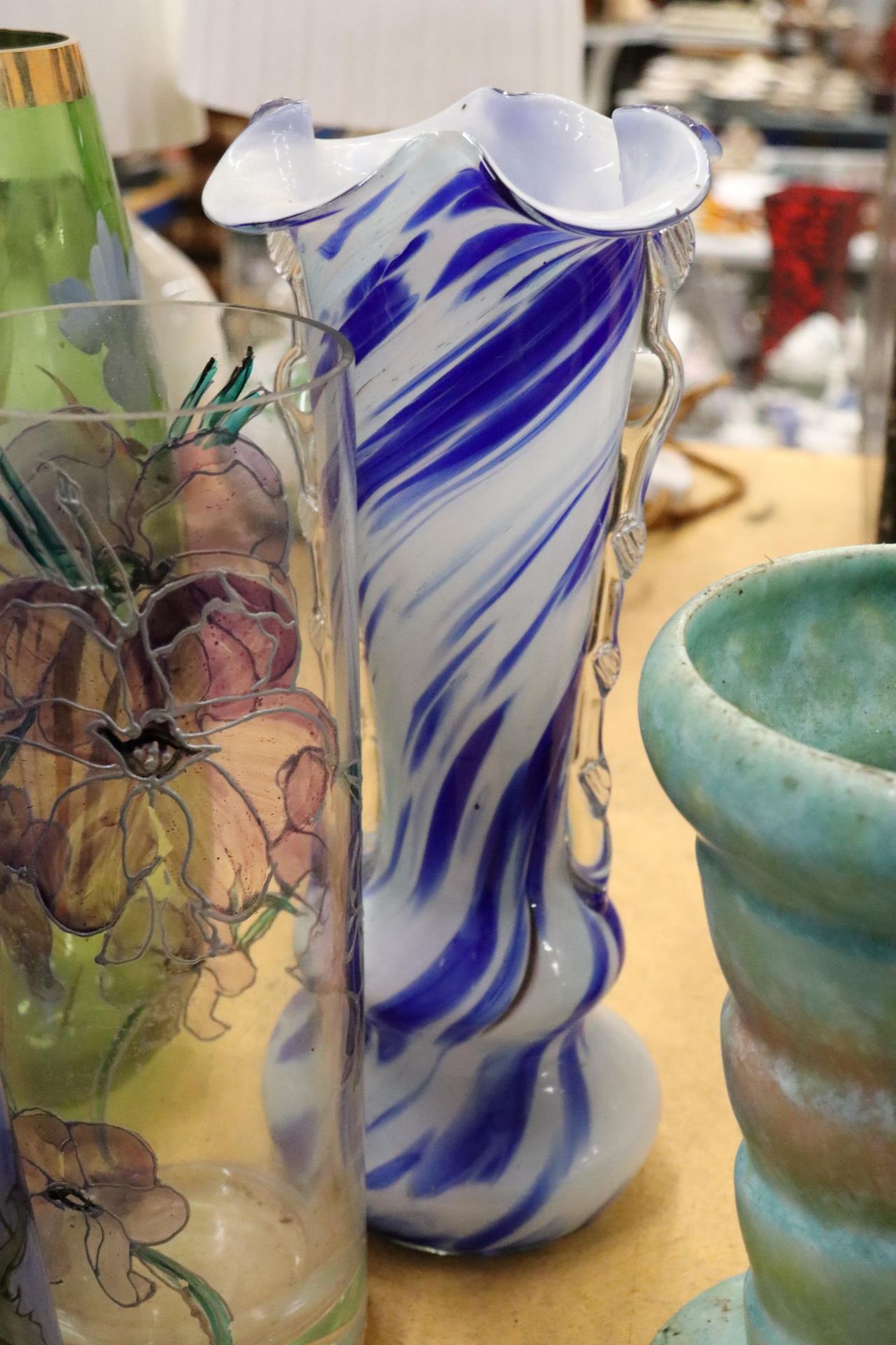 A LARGE MIXED LOT OF PAINTED ON GLASS VASES PLUS ONE DELCROFT WARE CERAMIC VASE - Bild 6 aus 11