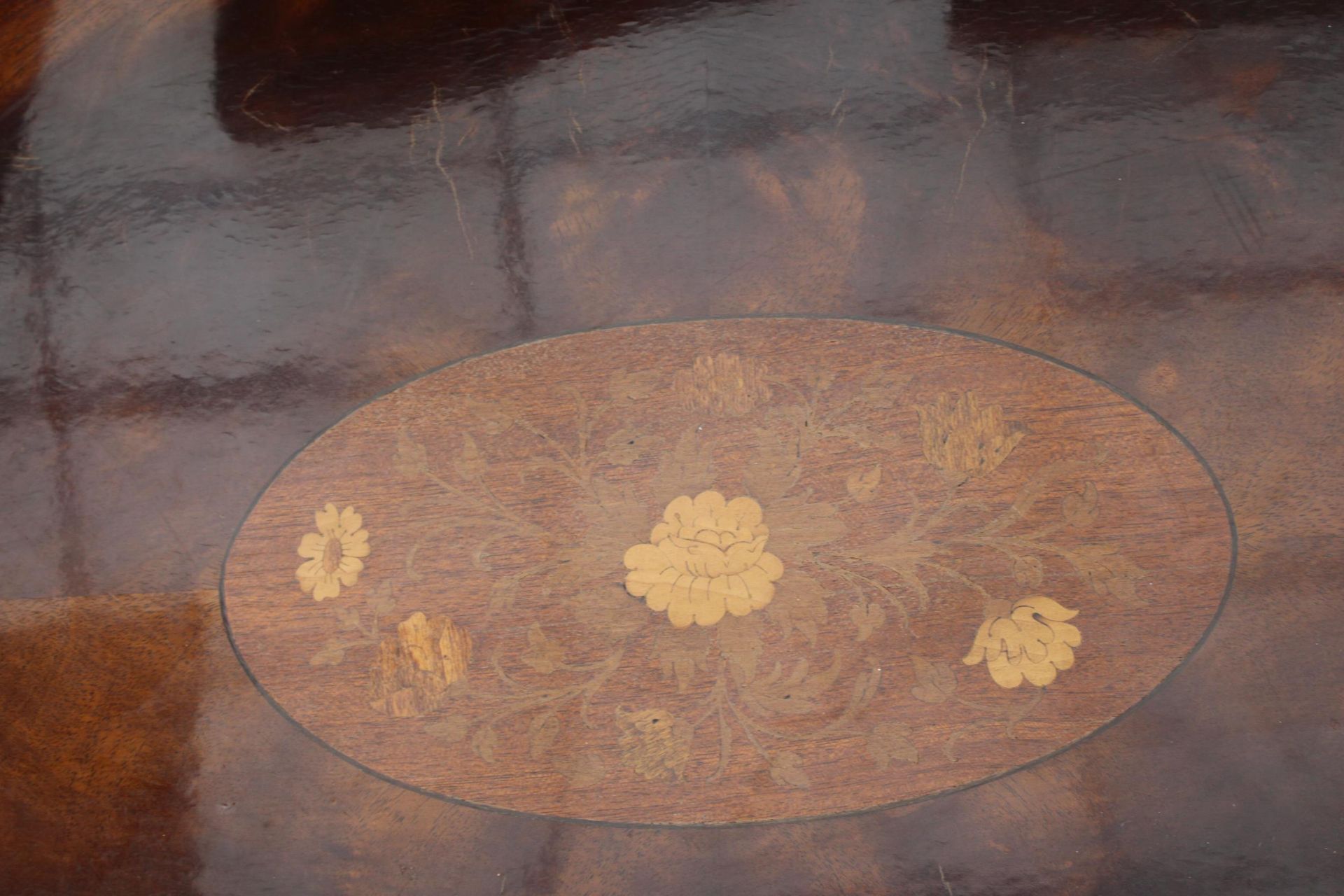 AN OVAL MAHOGANY INLAID AND CROSSBANDED COFFEE TABLE ON PEDESTAL BASE WITH BRASS CLAW FEET AND - Image 3 of 4