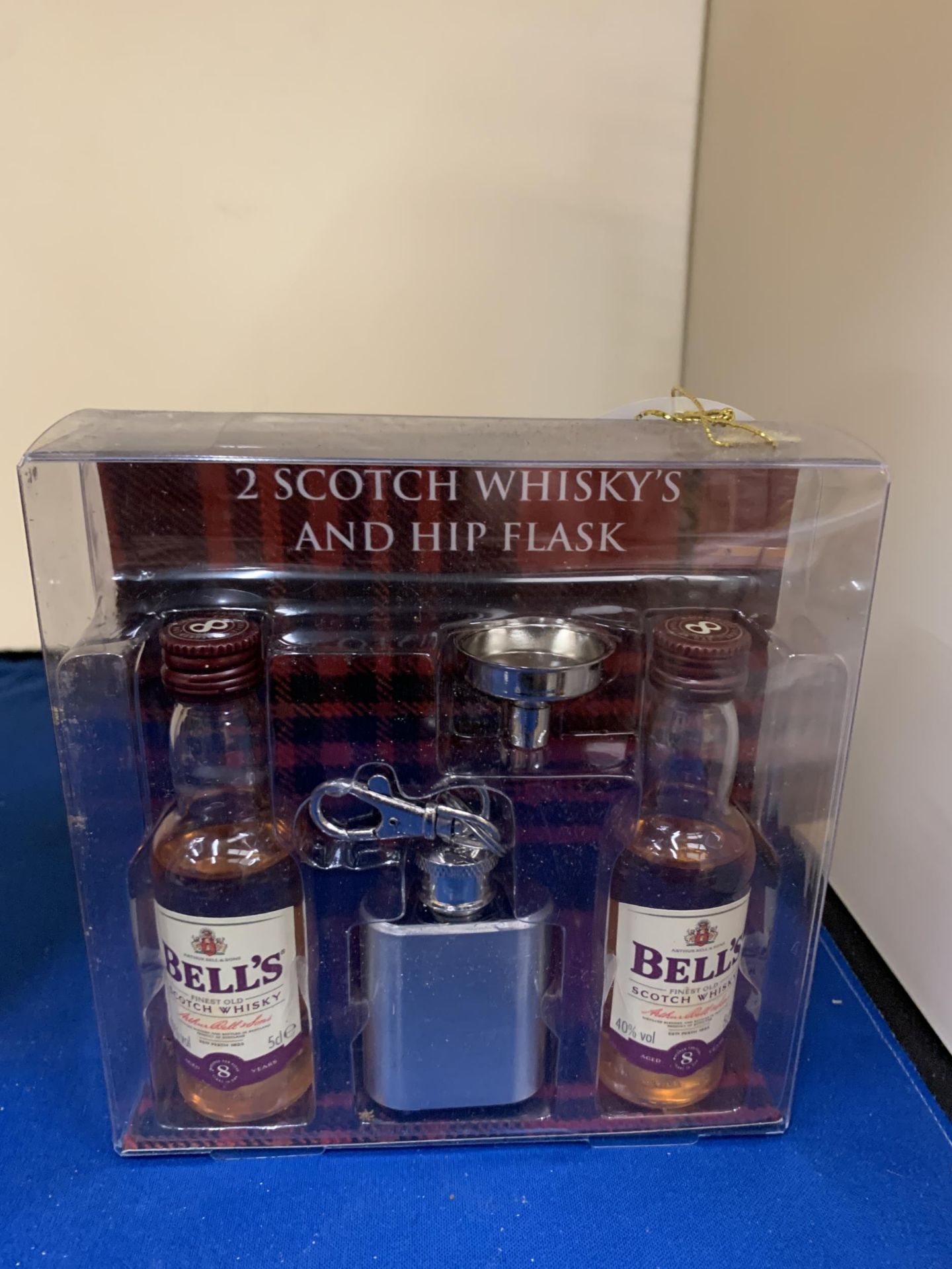 A 50CL BOTTLE OF KENMORE WHISKY MAC AND A SET CONTAINING TWO WHISKY MINATURES AND HIP FLASK - Image 3 of 3