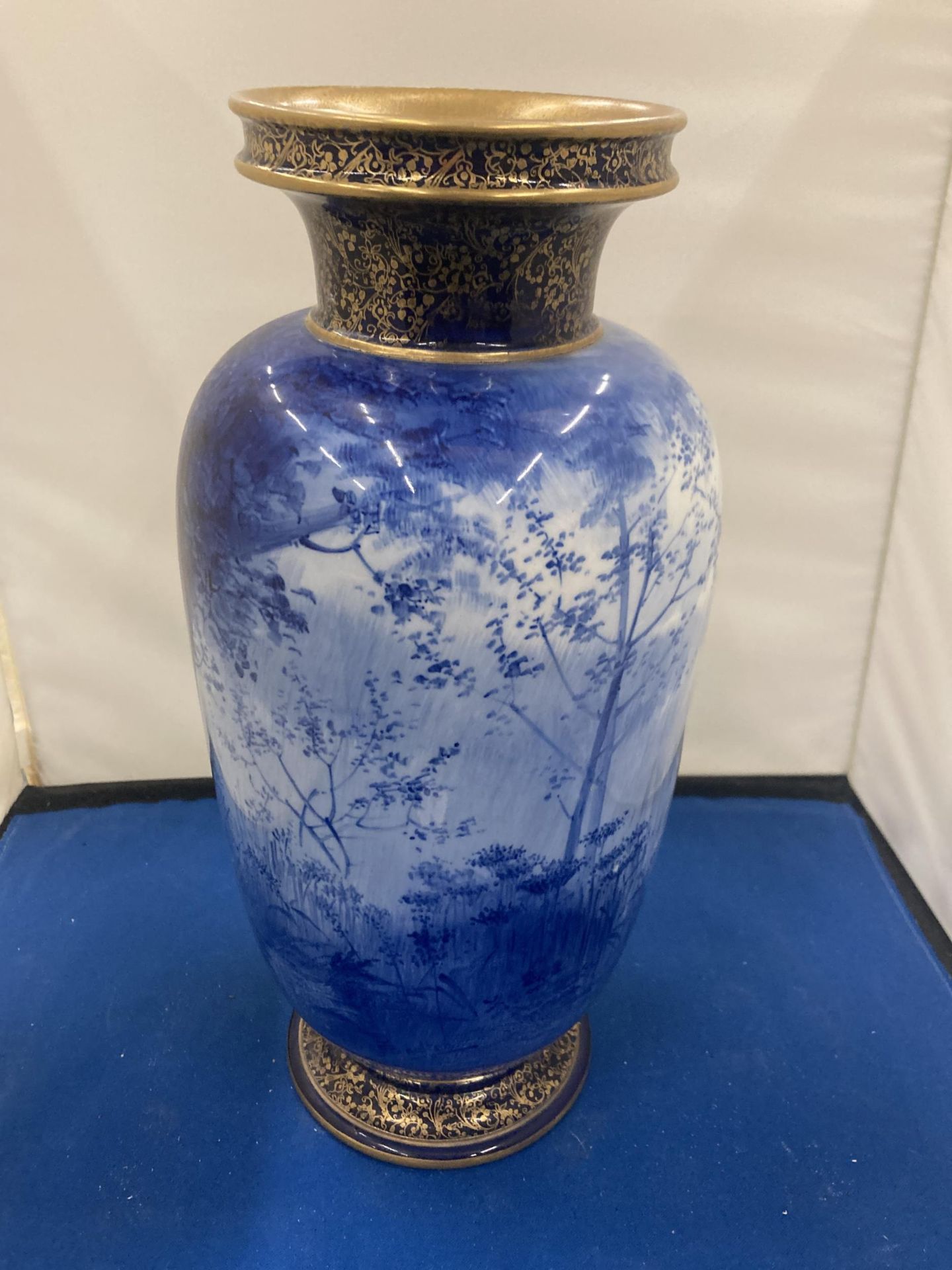 A DOULTON BURSLEM VASE WITH GILDED TOP AND BASE HEIGHT APPROX 29CM - Image 2 of 6