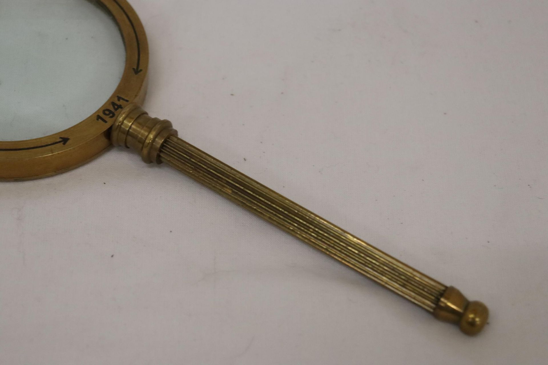 A HANDMADE VINTAGE ANTIQUE HENRY HUGHES & SONS OF LONDON 1941 BRASS MAGNIFYING GLASS - Image 3 of 5