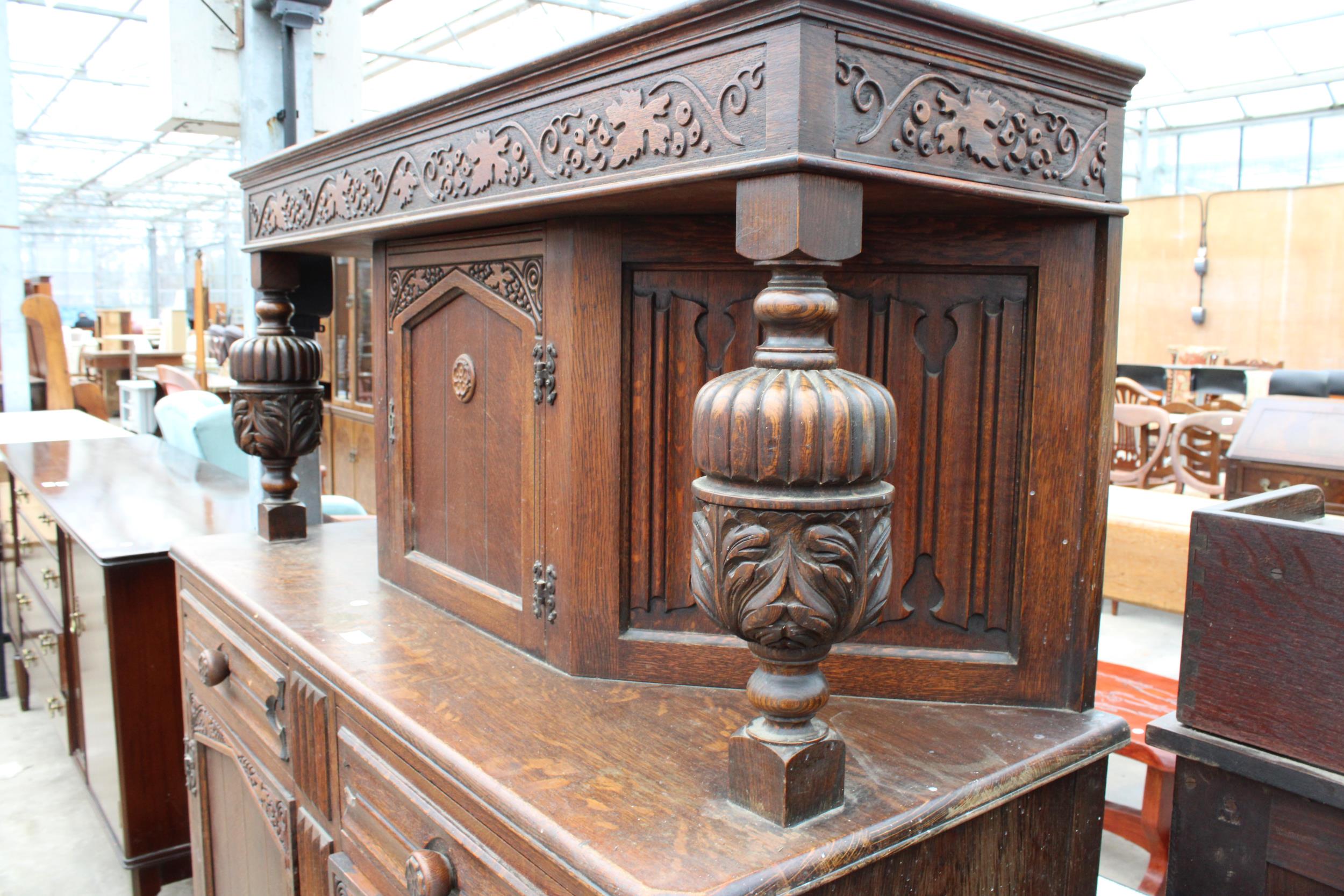 A MID 20TH CENTURY OAK COURT CUPBOARD - Image 3 of 4