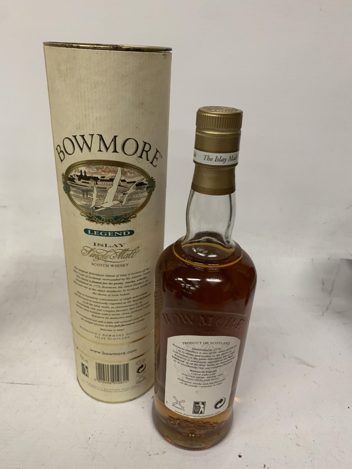 A BOXED BOTTLE OF BOWMORE LEGEND ISLAY SINGLE MALT SCOTCH WHISKY - Image 4 of 4