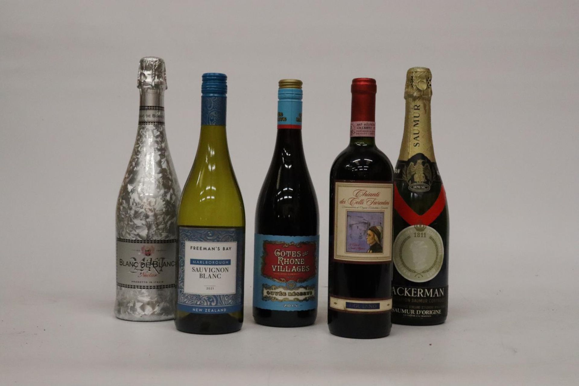 FIVE VARIOUS BOTTLES OF WINE TO INCLUDE A SAUVINGNON BLANC, PROSECCO ETC