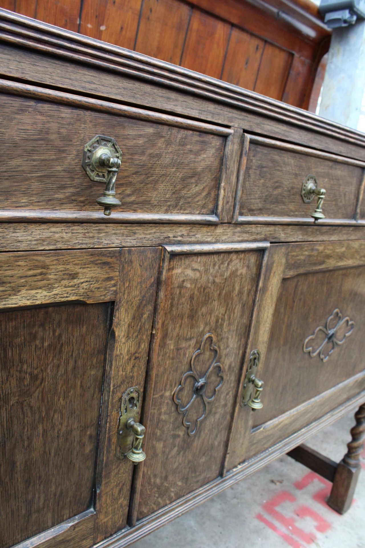 AN EARLY TWENTIETH CENTURY OAK SIDEBOARD ON BARLEY TWIST FRONT LEGS, 54" WIDE - Bild 4 aus 4