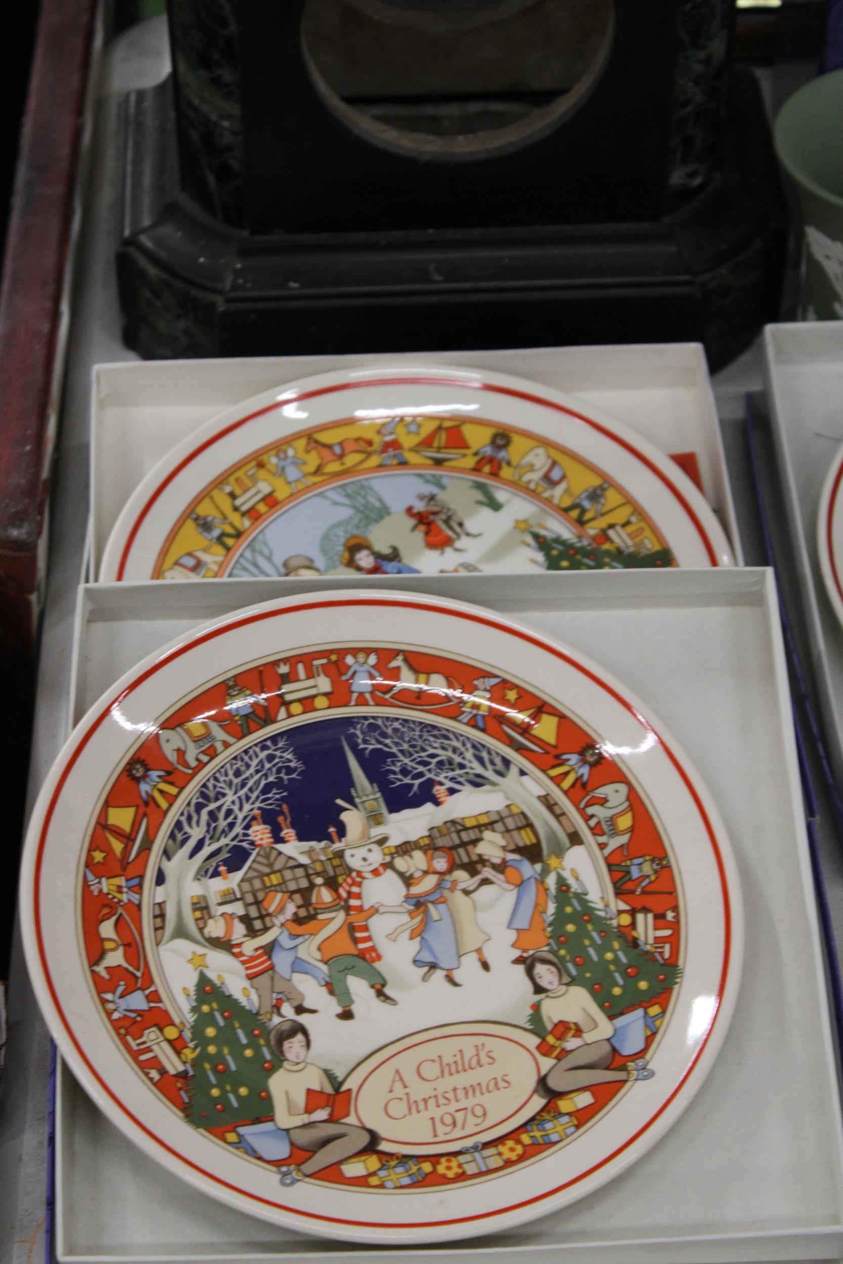 A MIXED LOT TO INCLUDE A PAGE TURNER WITH HALLMARKED SILVER TOP, WEDGWOOD CHRISTMAS PLATES, A - Image 3 of 5