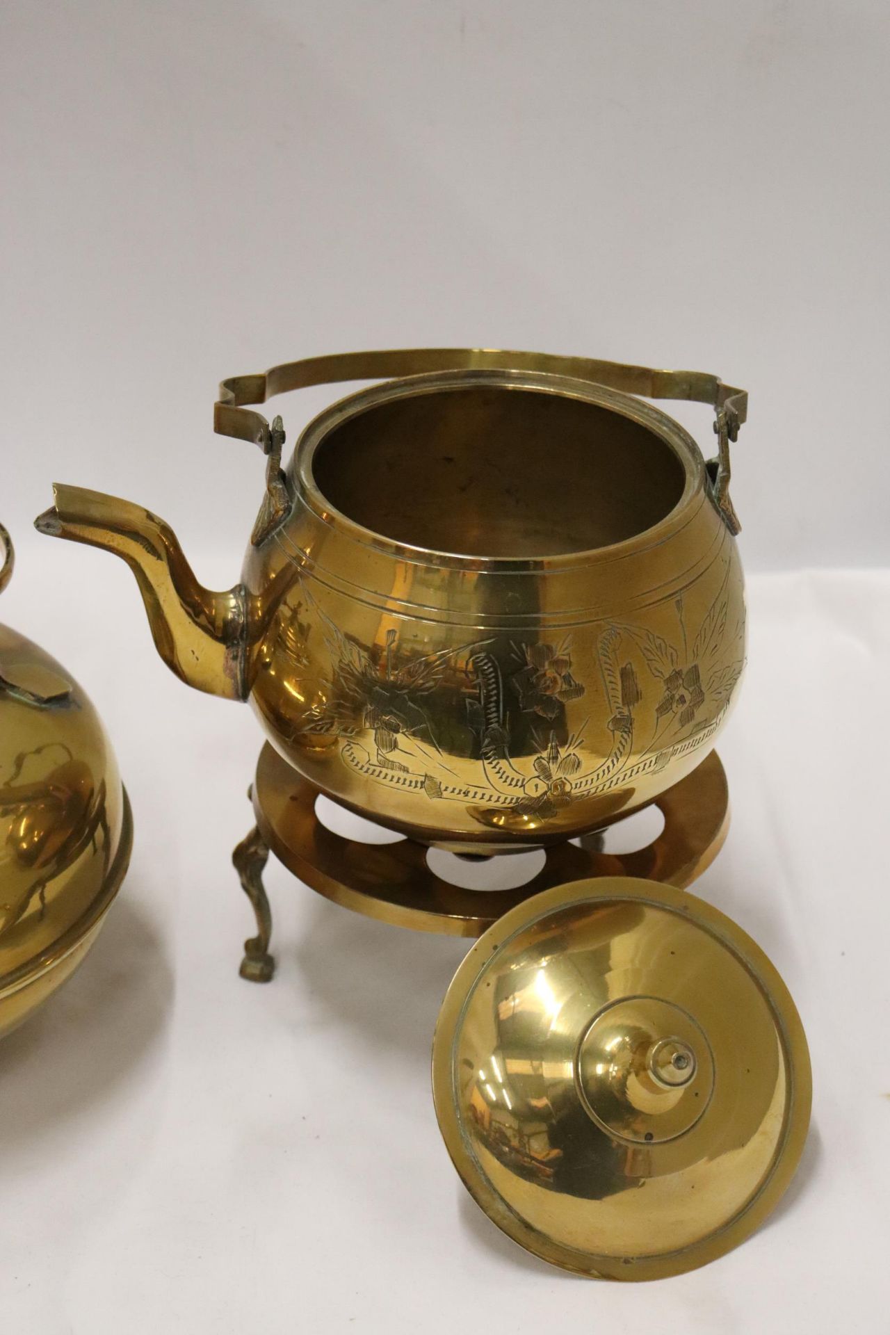 TWO BRASS KETTLES, A CLOISONNE KETTLE AND A TRIVET - Image 6 of 8