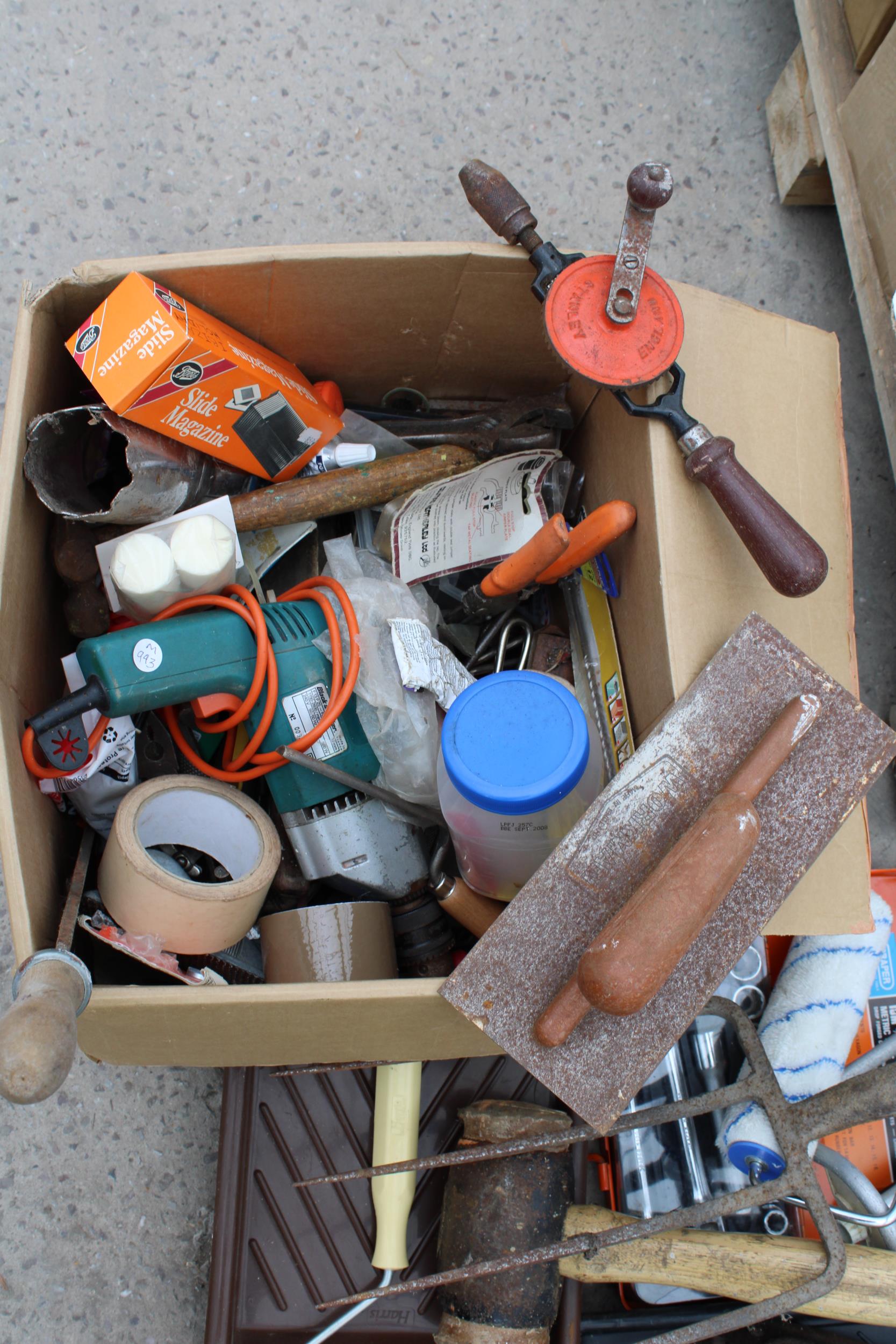 AN ASSORTMENT OF TOOLS TO INCLUDE A SPADE, A SHOVEL AND HAND TOOLS ETC - Image 3 of 5